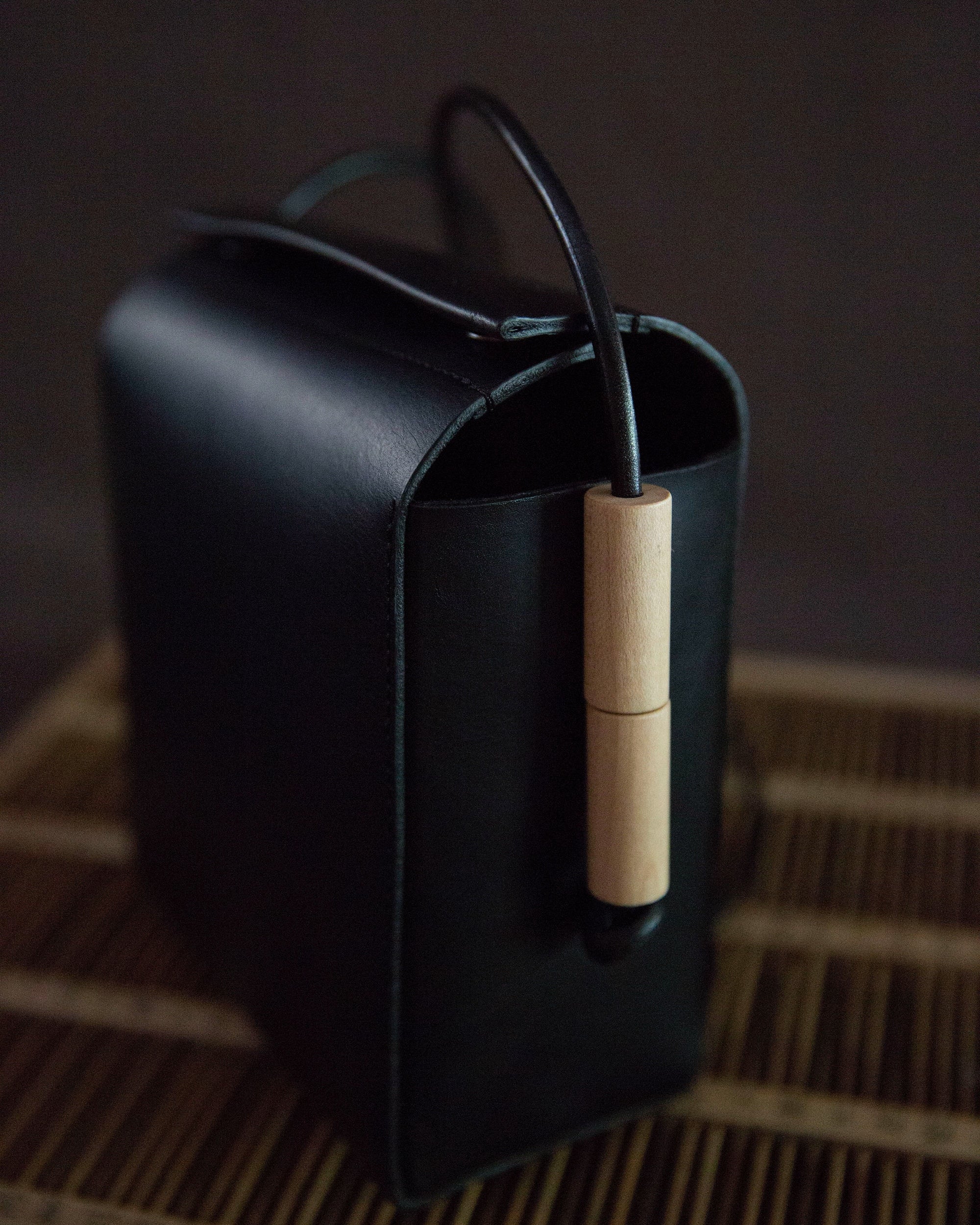yuruku : abacus pouch in carbon