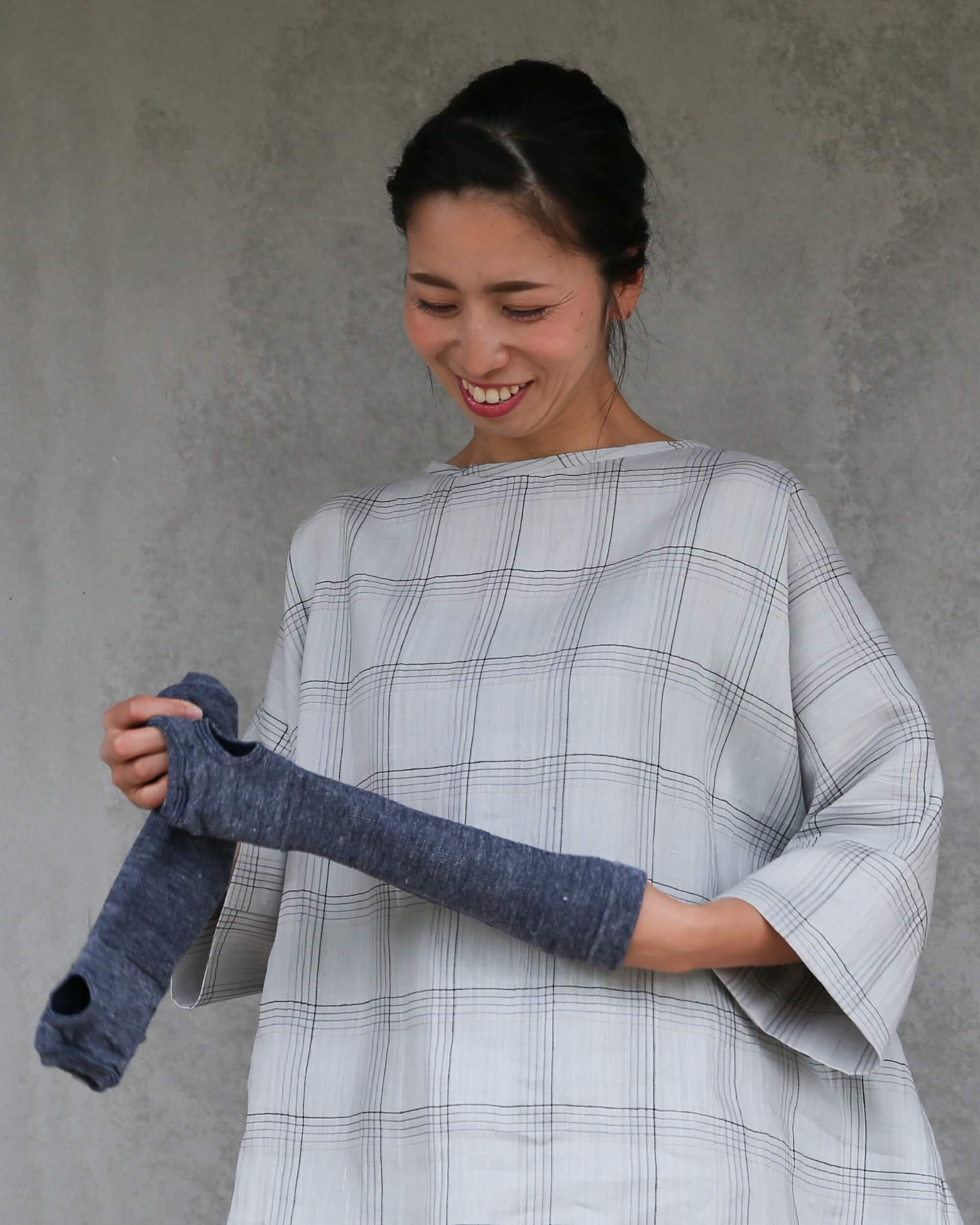nishiguchi kutsushita : teni linen arm covers - short