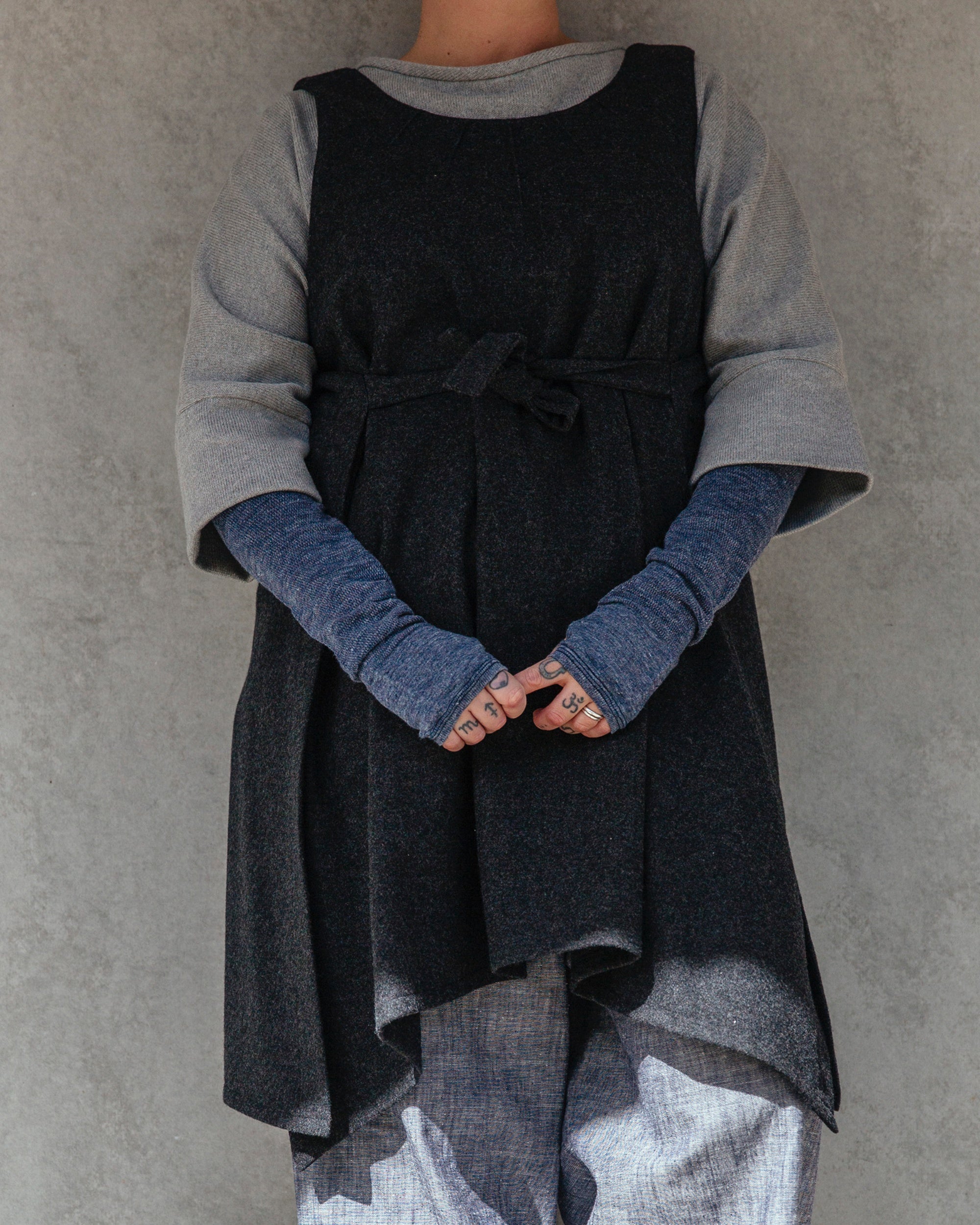 nishiguchi kutsushita : teni linen arm covers - long