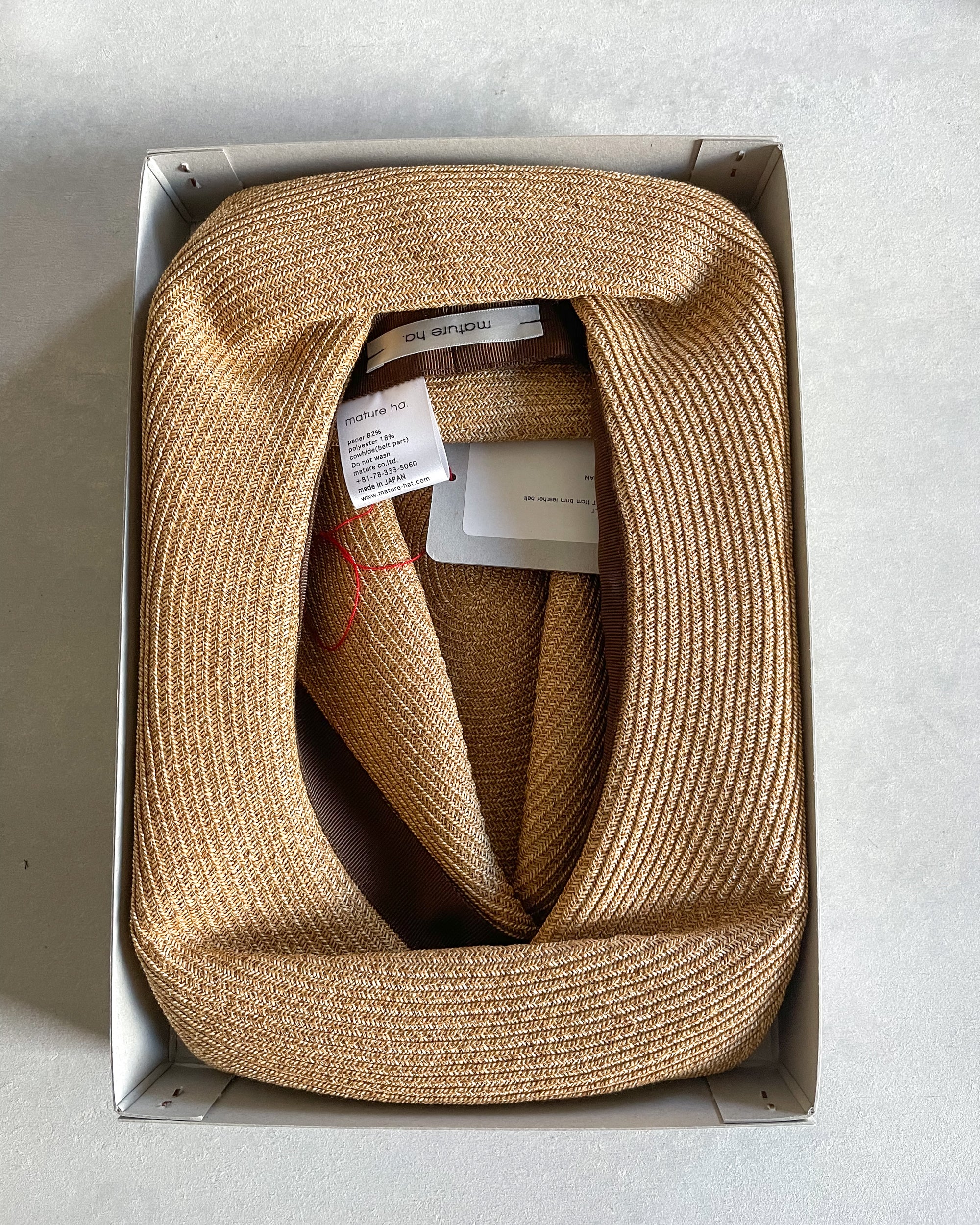 mature ha : boxed hat in barley with leather trim