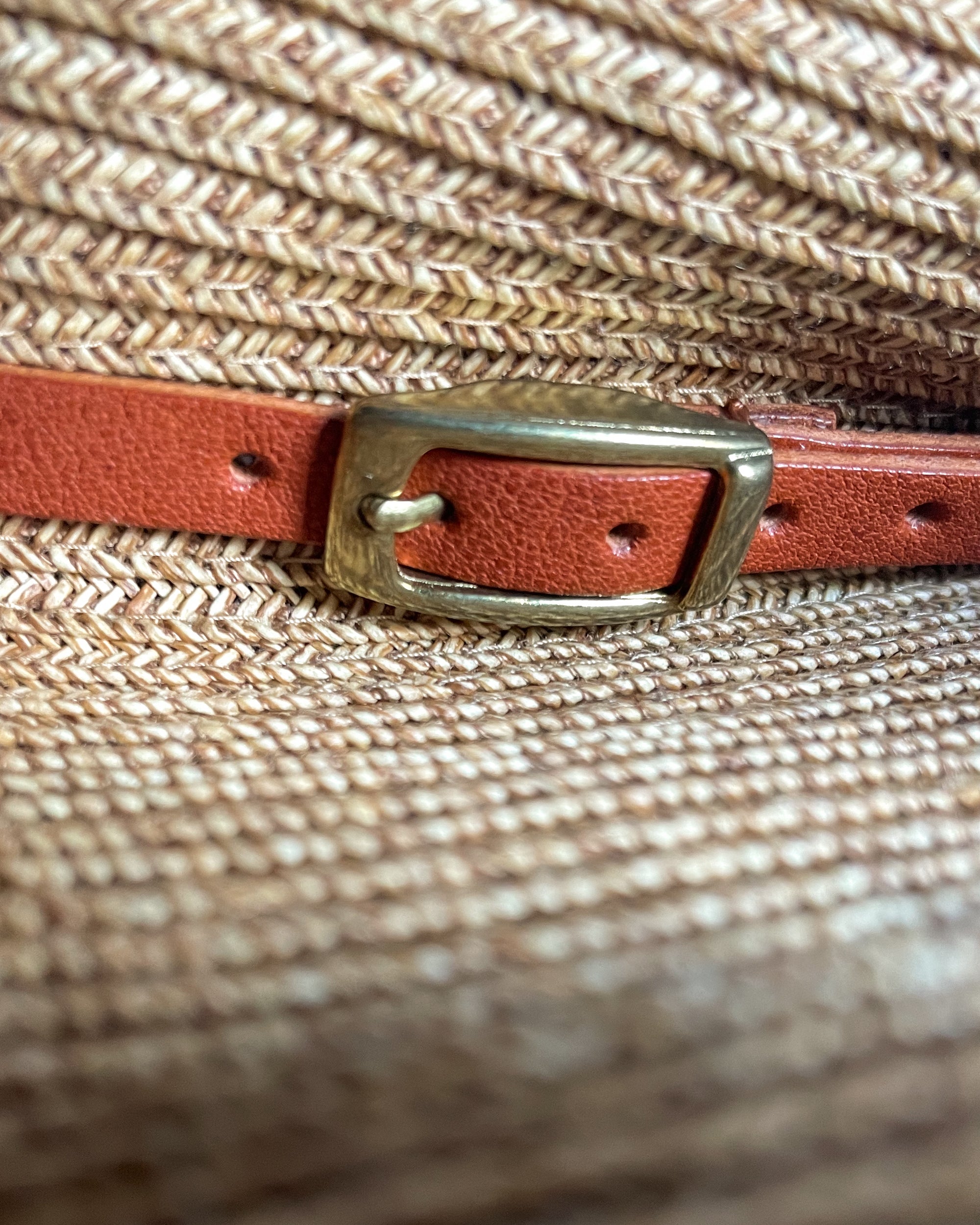 mature ha : boxed hat with leather trim