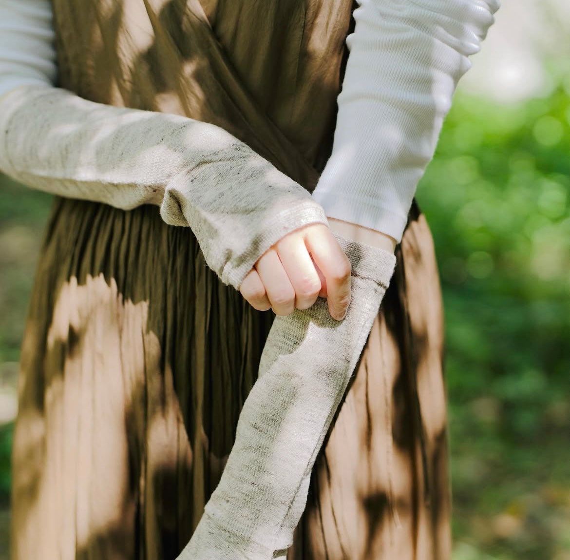 nishiguchi kutsushita : teni linen arm covers - long