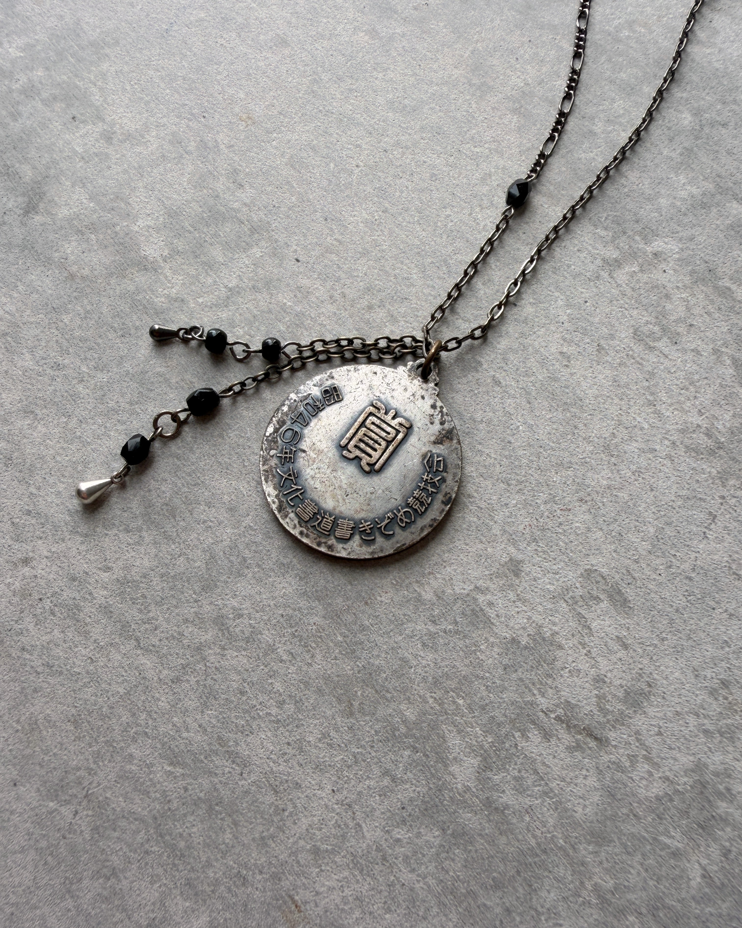 modern marcel : vintage Japanese medallion pendant necklace