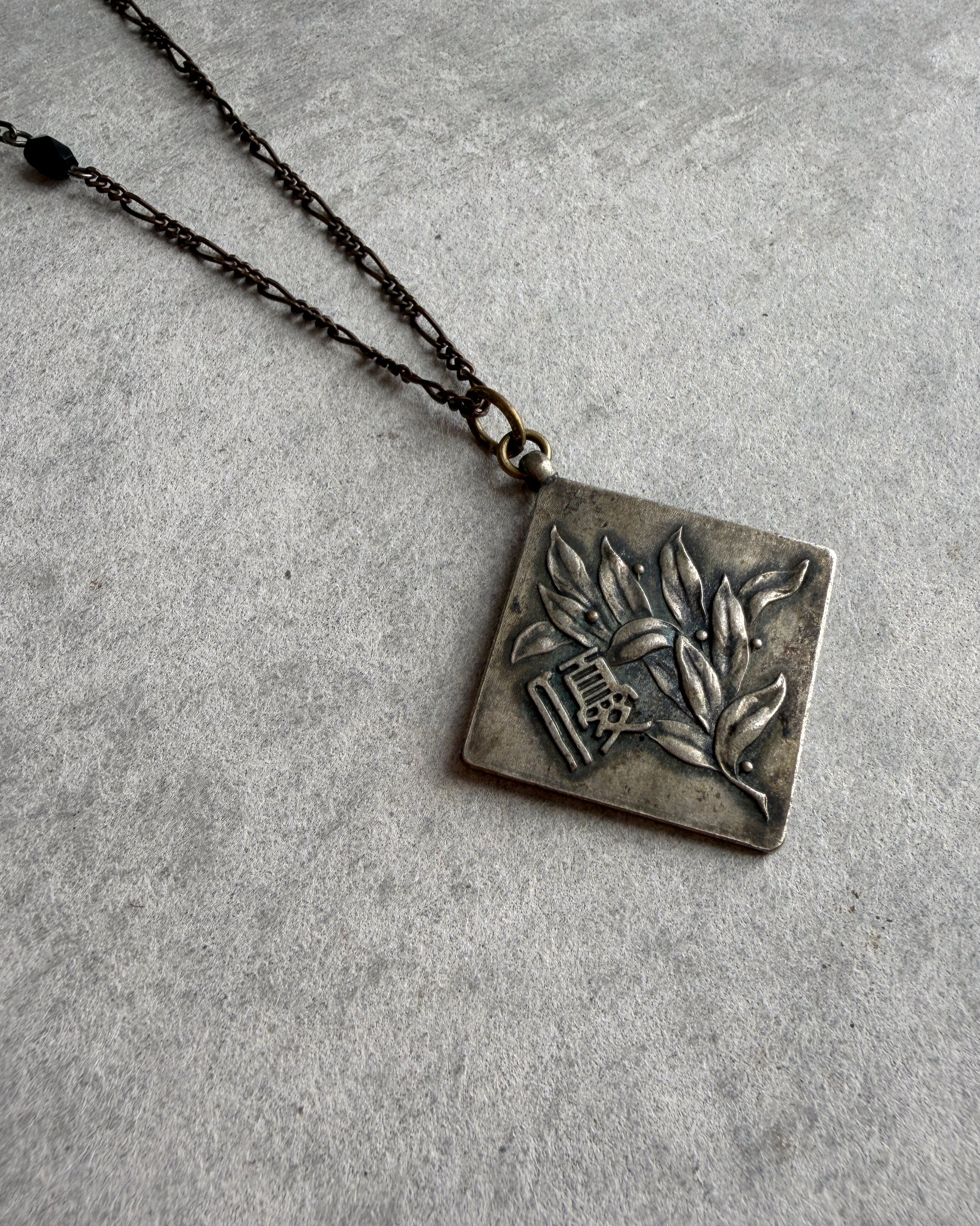 modern marcel : vintage Japanese medallion pendant necklace