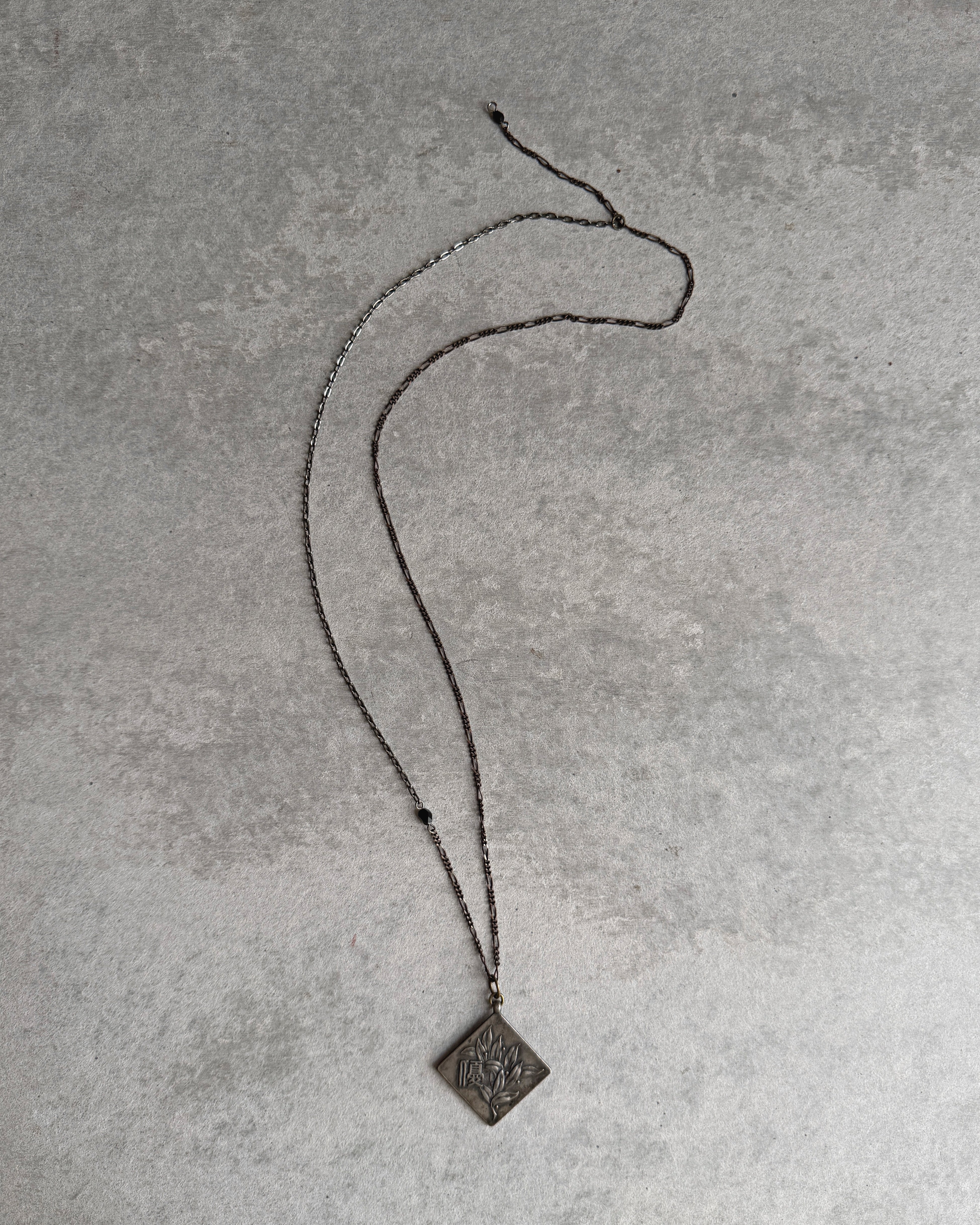modern marcel : vintage Japanese medallion pendant necklace