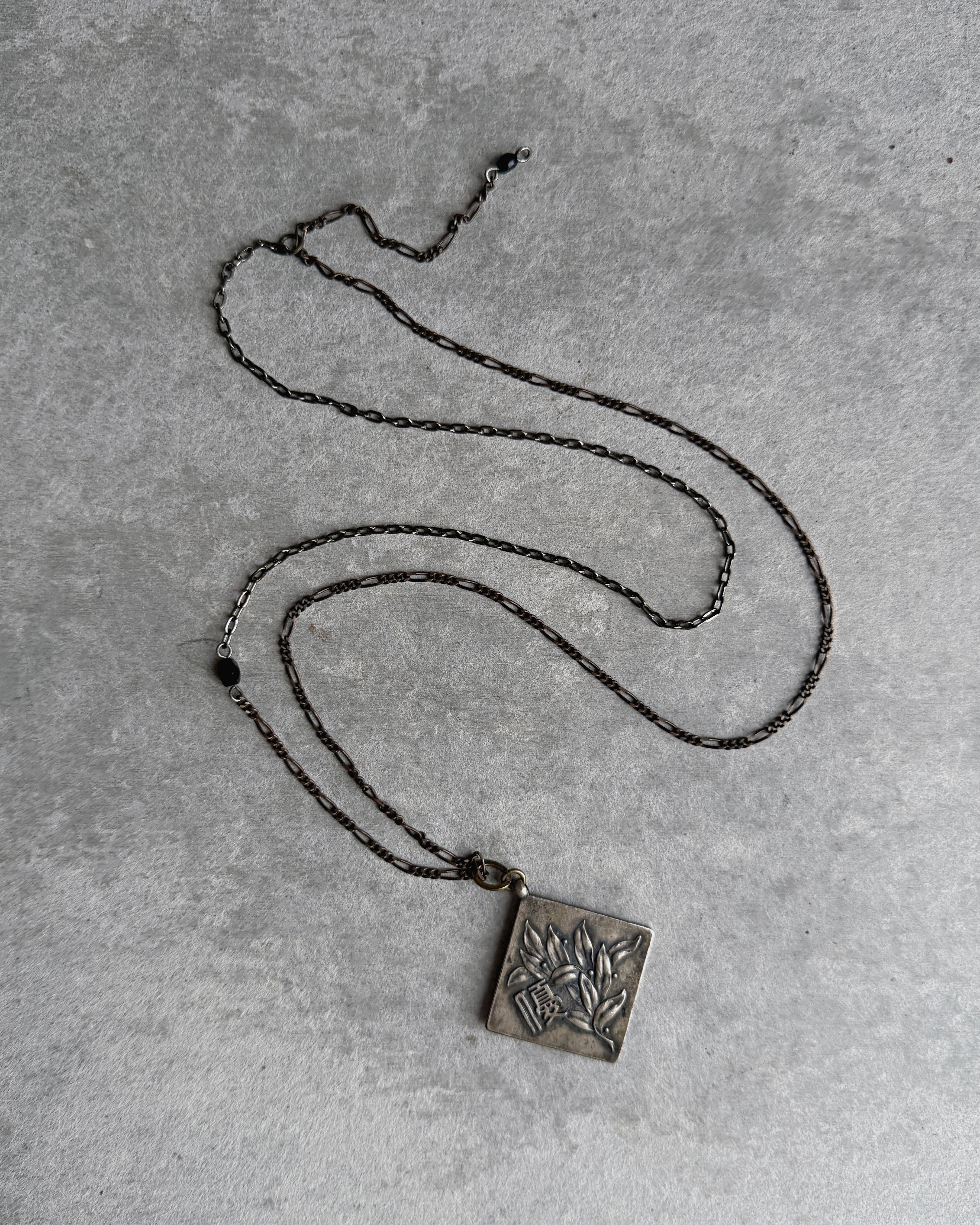modern marcel : vintage Japanese medallion pendant necklace