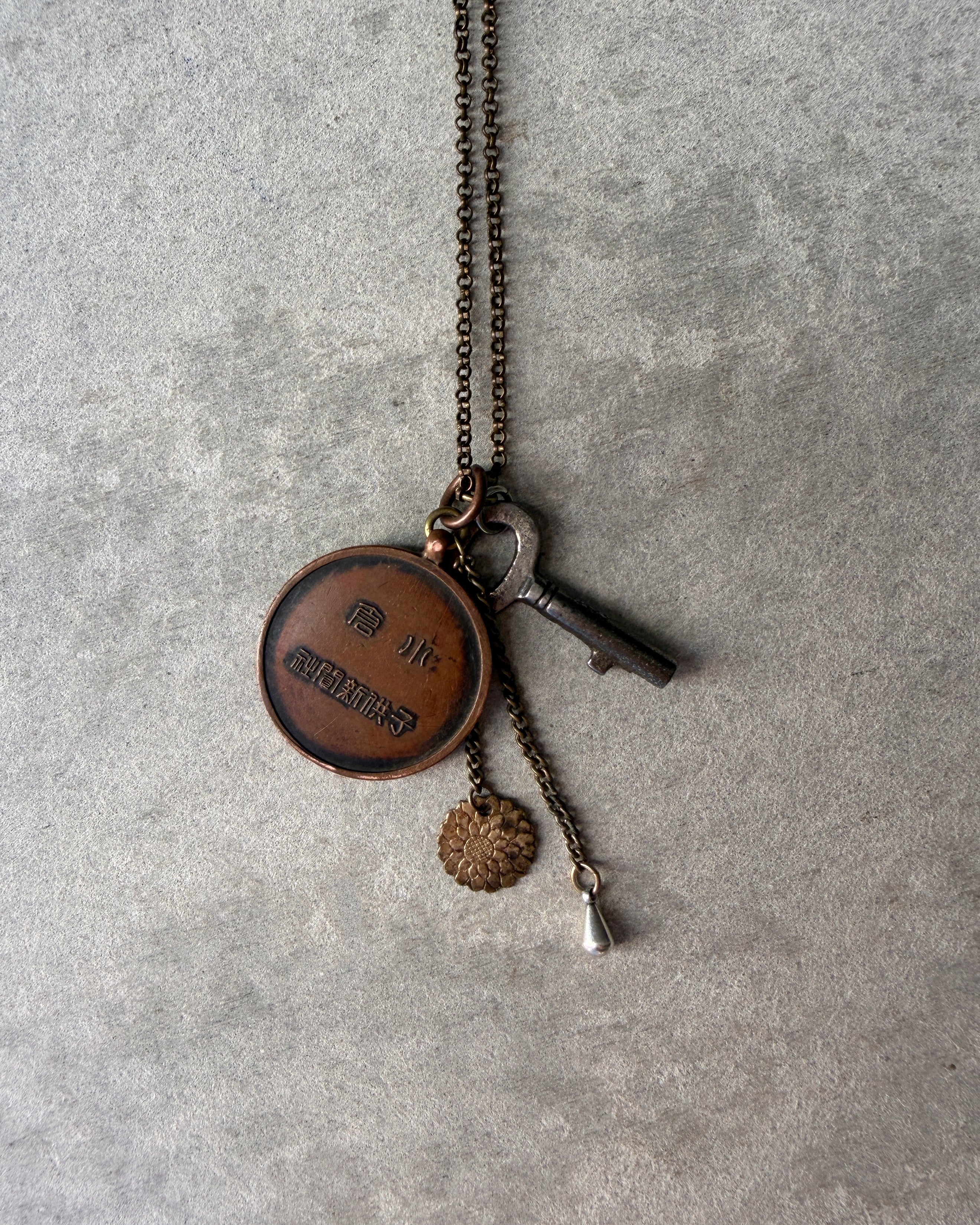 modern marcel : vintage Japanese medallion pendant necklace
