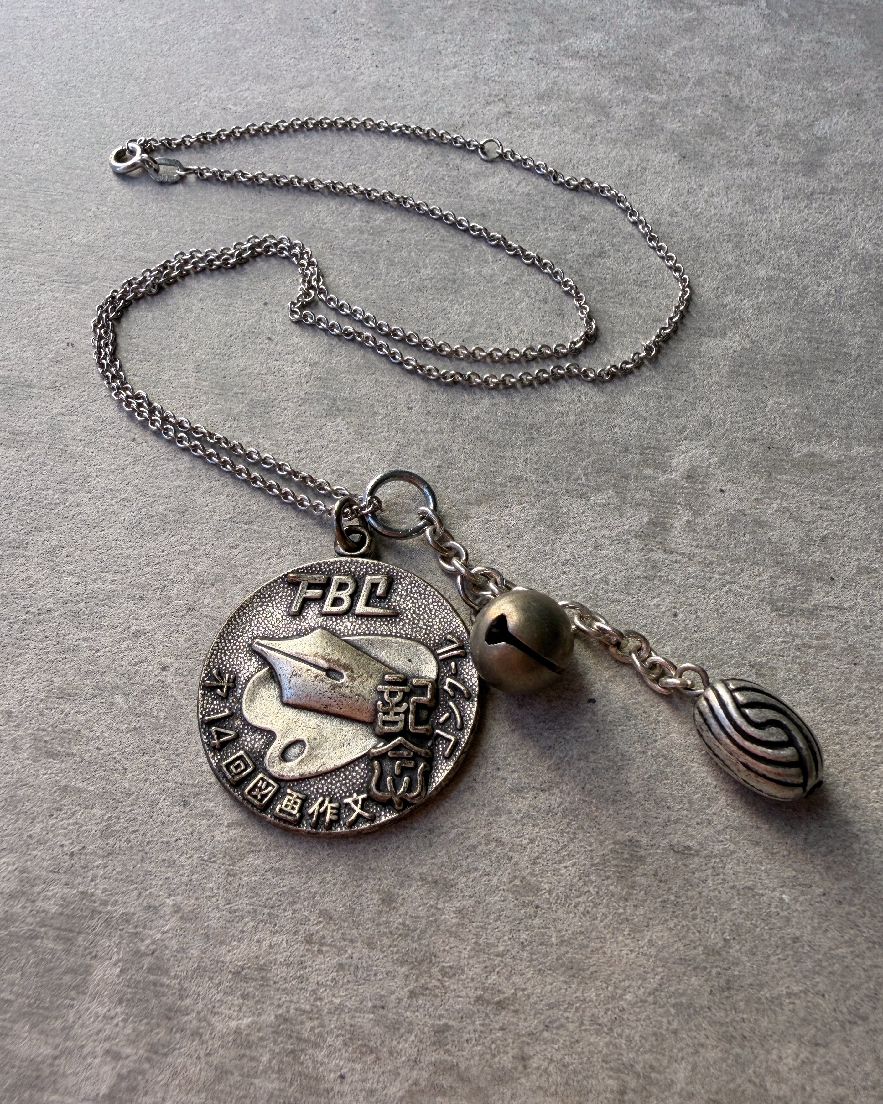 modern marcel : vintage Japanese medallion pendant necklace