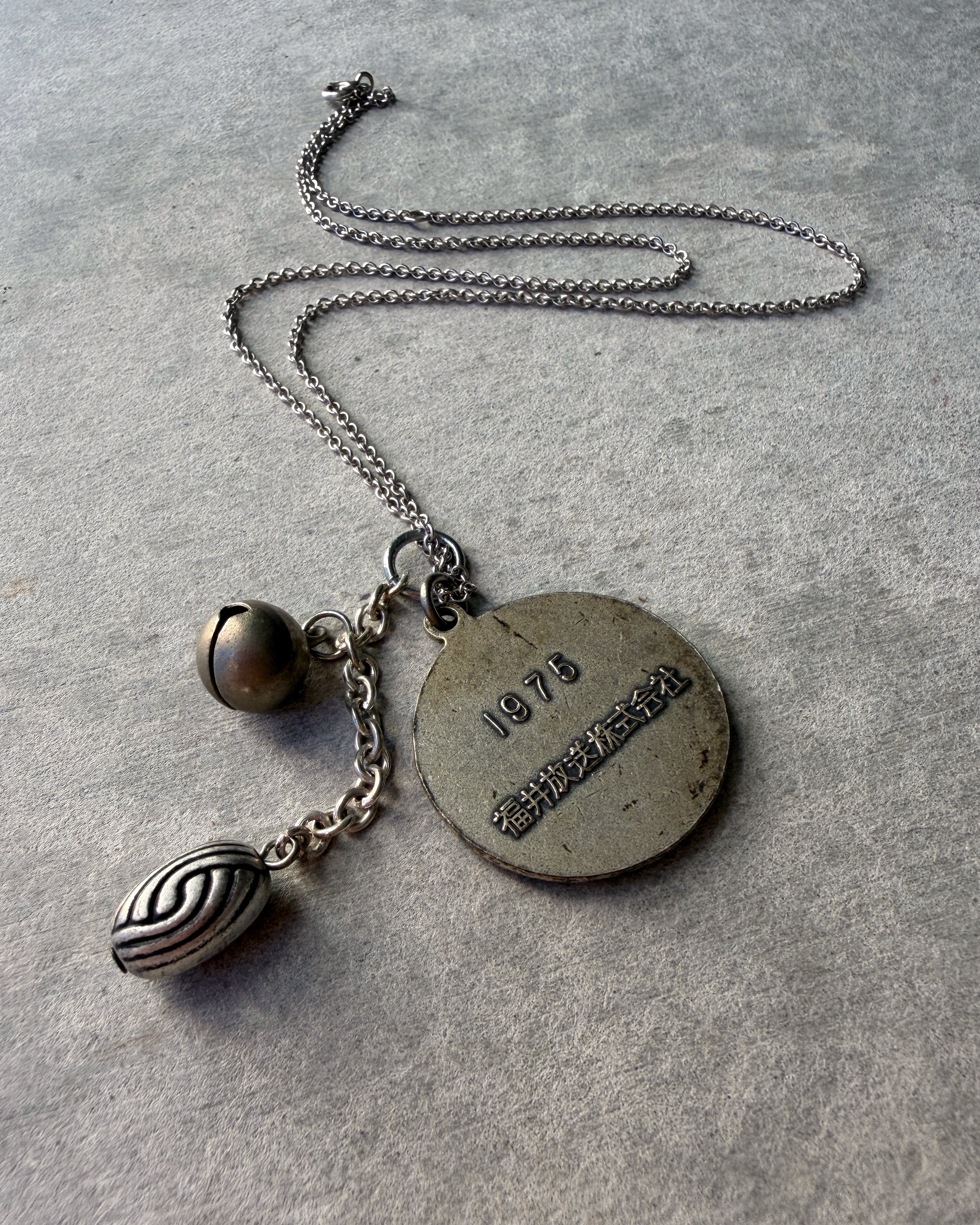 modern marcel : vintage Japanese medallion pendant necklace