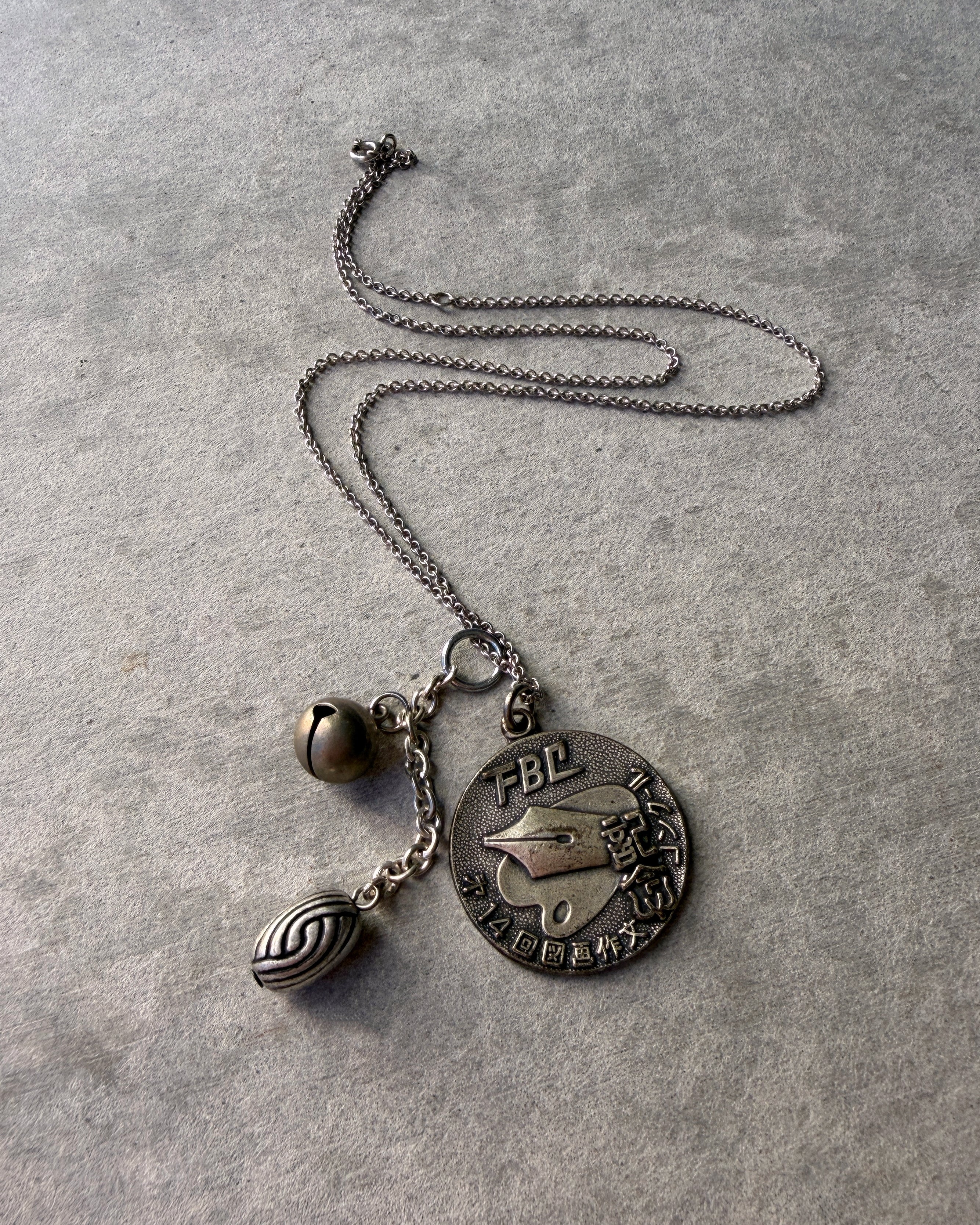 modern marcel : vintage Japanese medallion pendant necklace