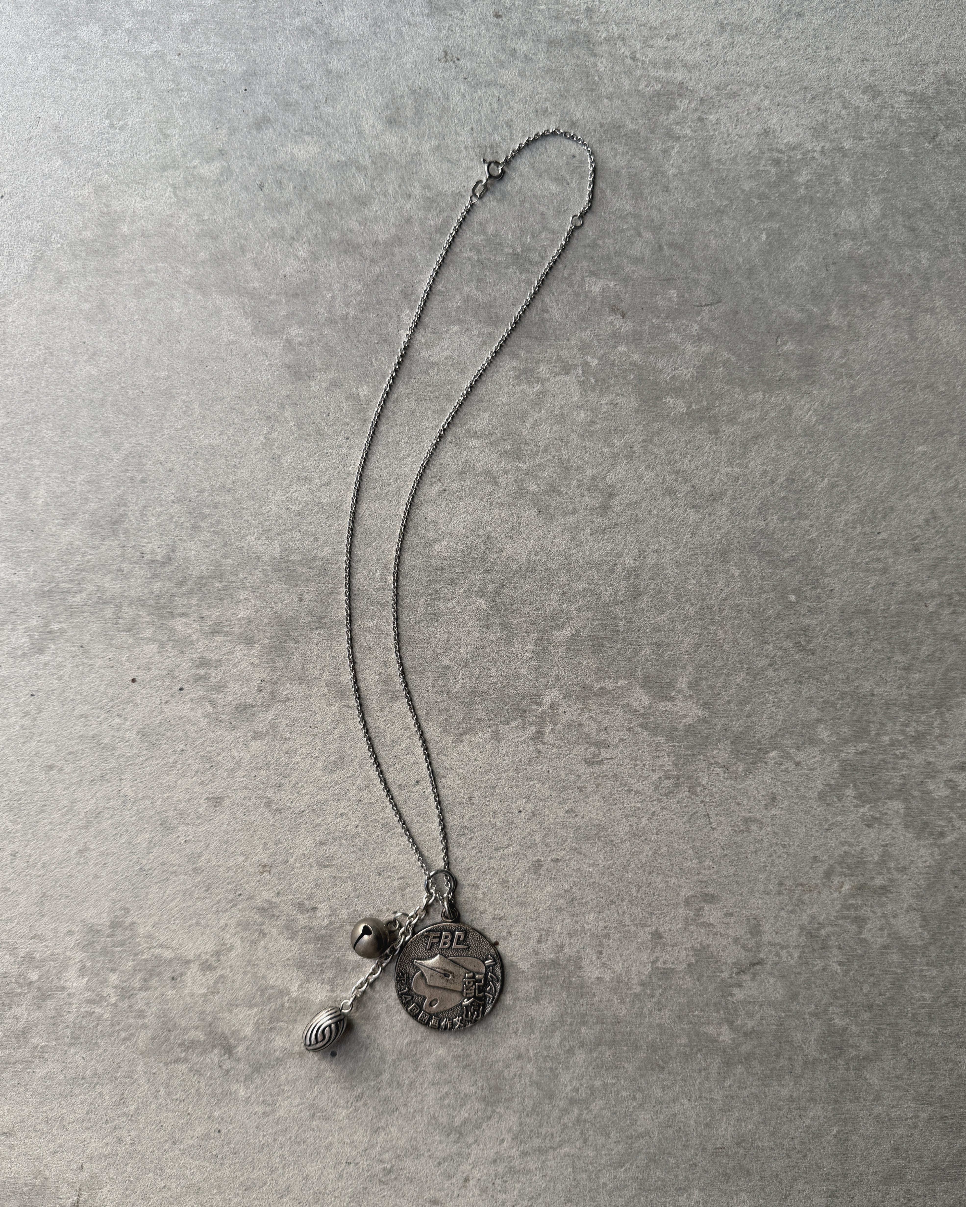 modern marcel : vintage Japanese medallion pendant necklace