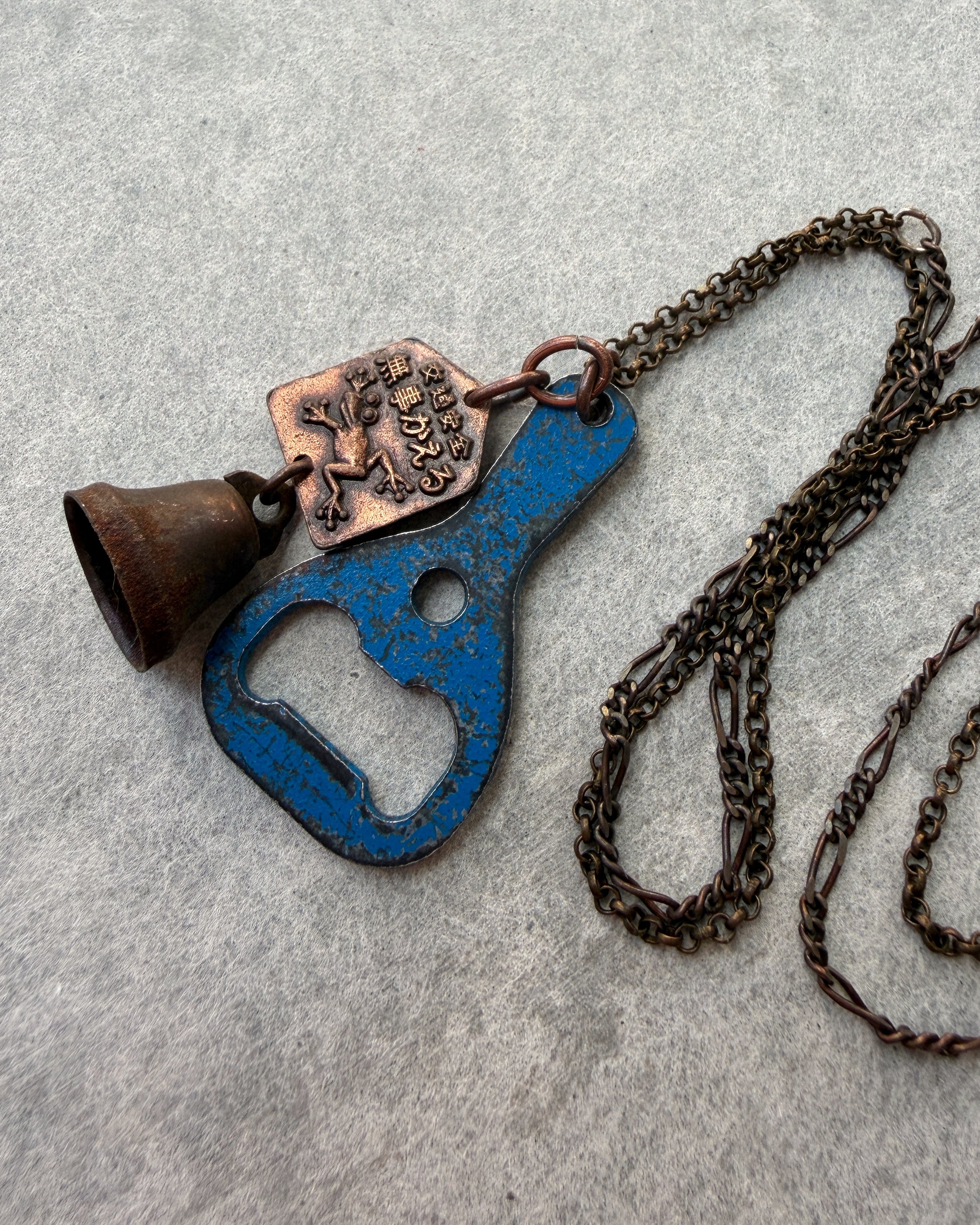modern marcel : vintage Japanese medallion pendant necklace