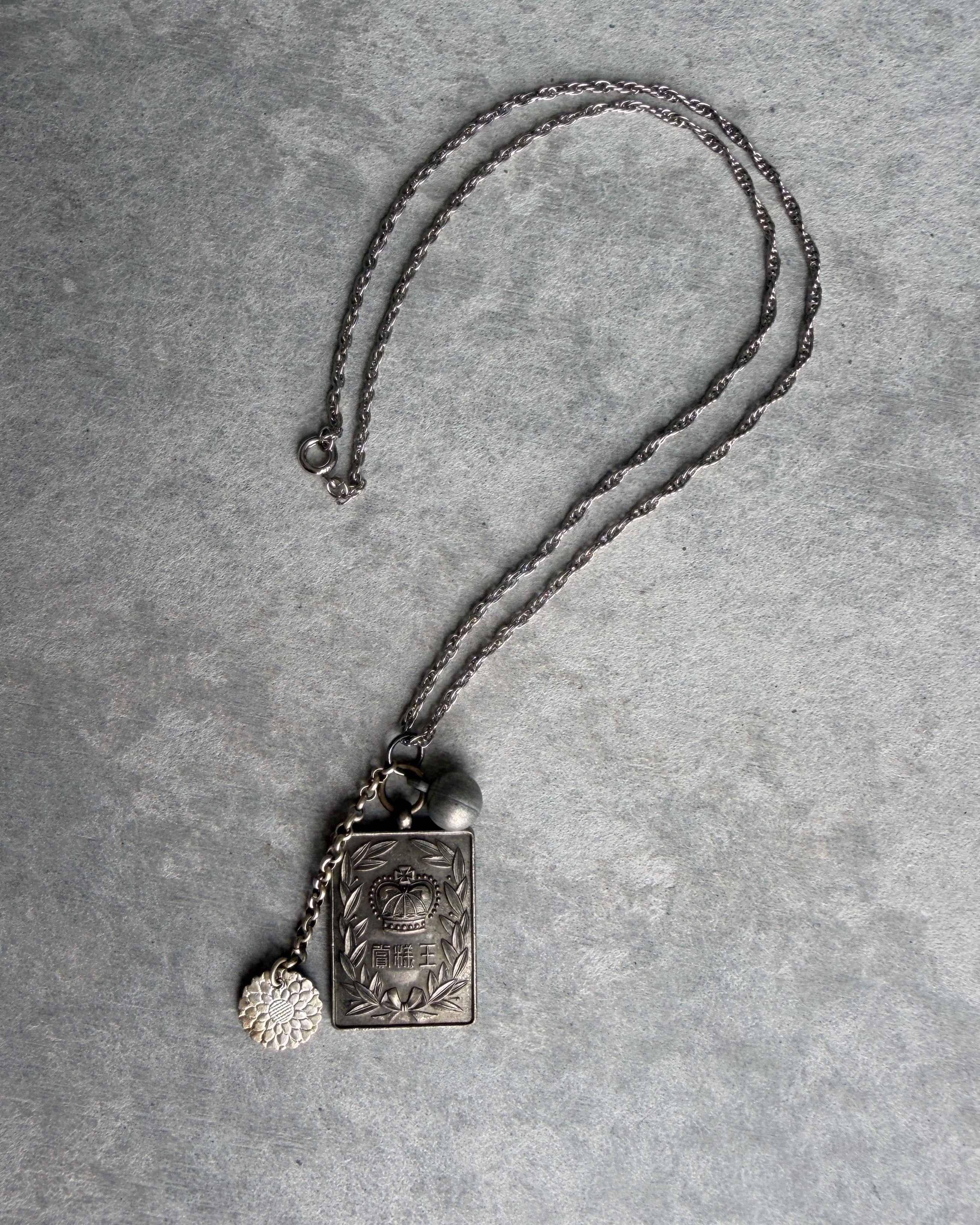 modern marcel : vintage Japanese medallion pendant necklace