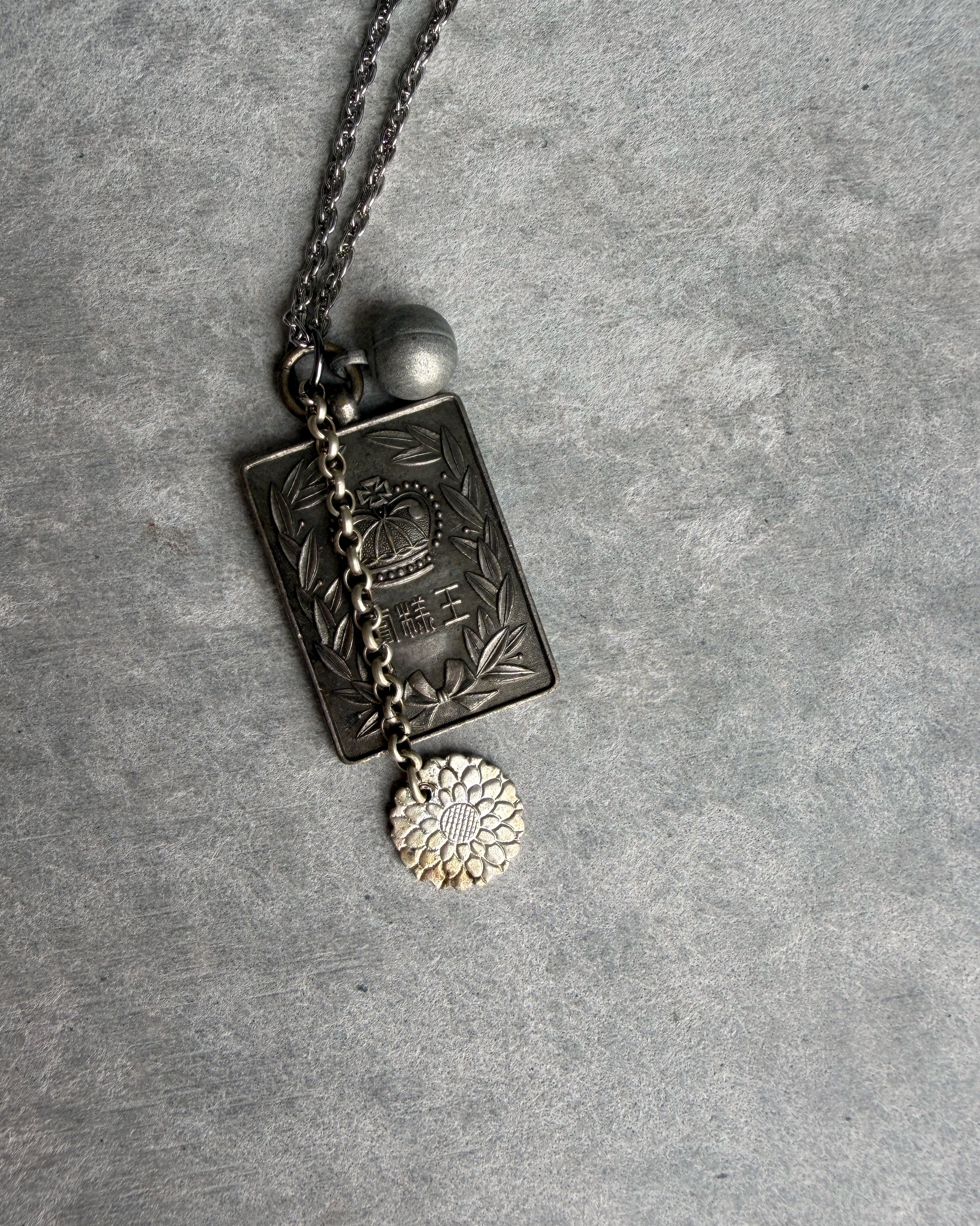 modern marcel : vintage Japanese medallion pendant necklace