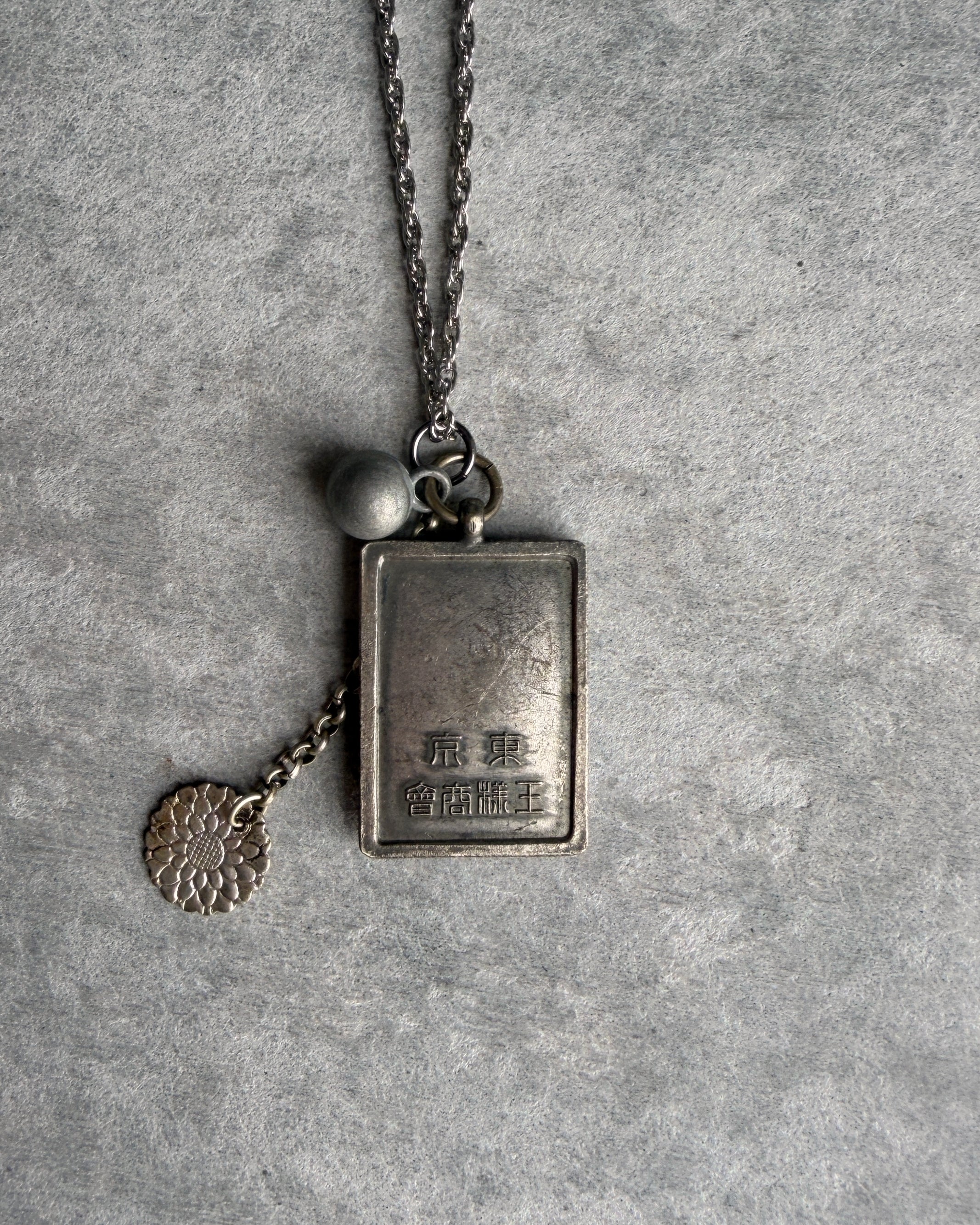 modern marcel : vintage Japanese medallion pendant necklace