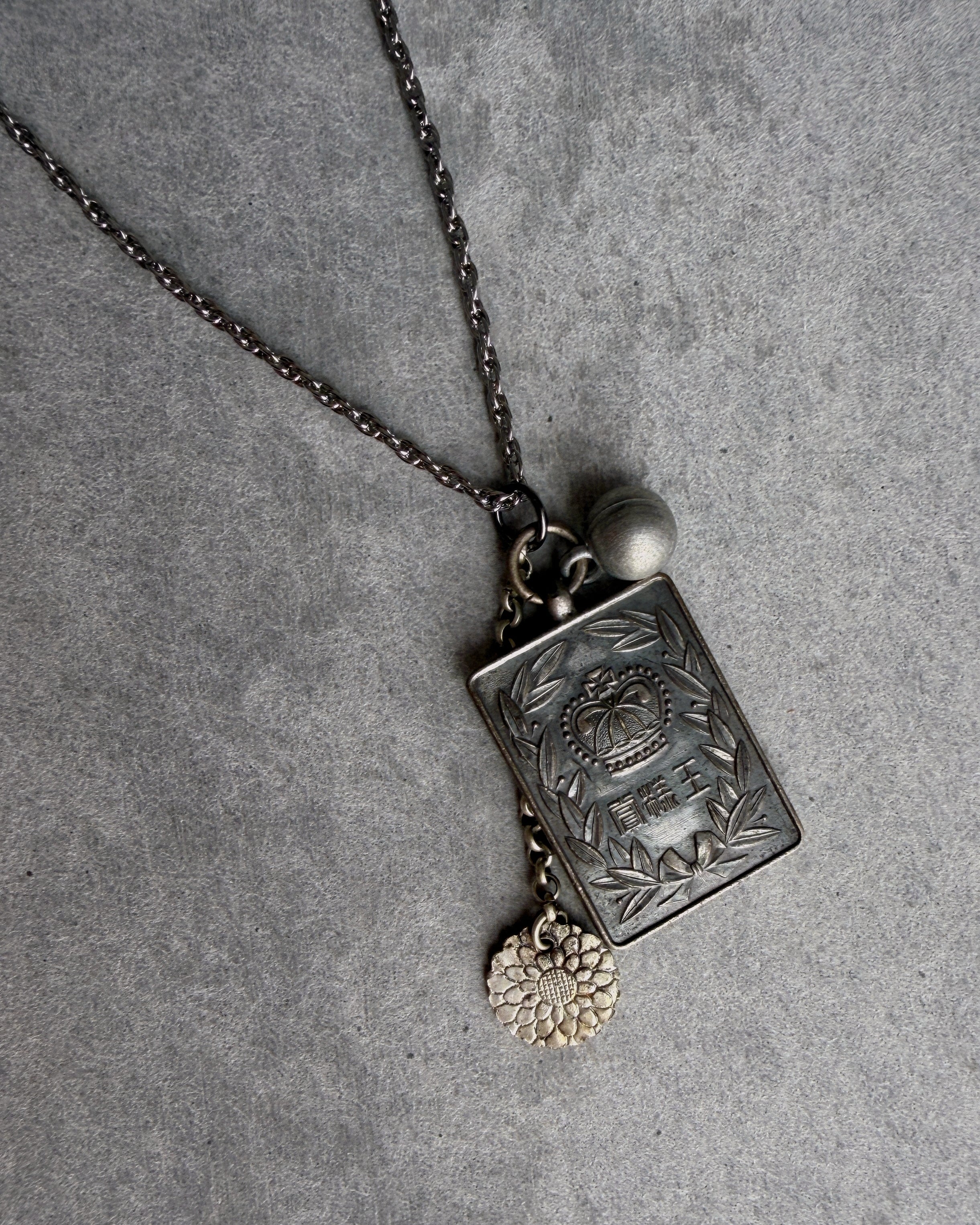 modern marcel : vintage Japanese medallion pendant necklace