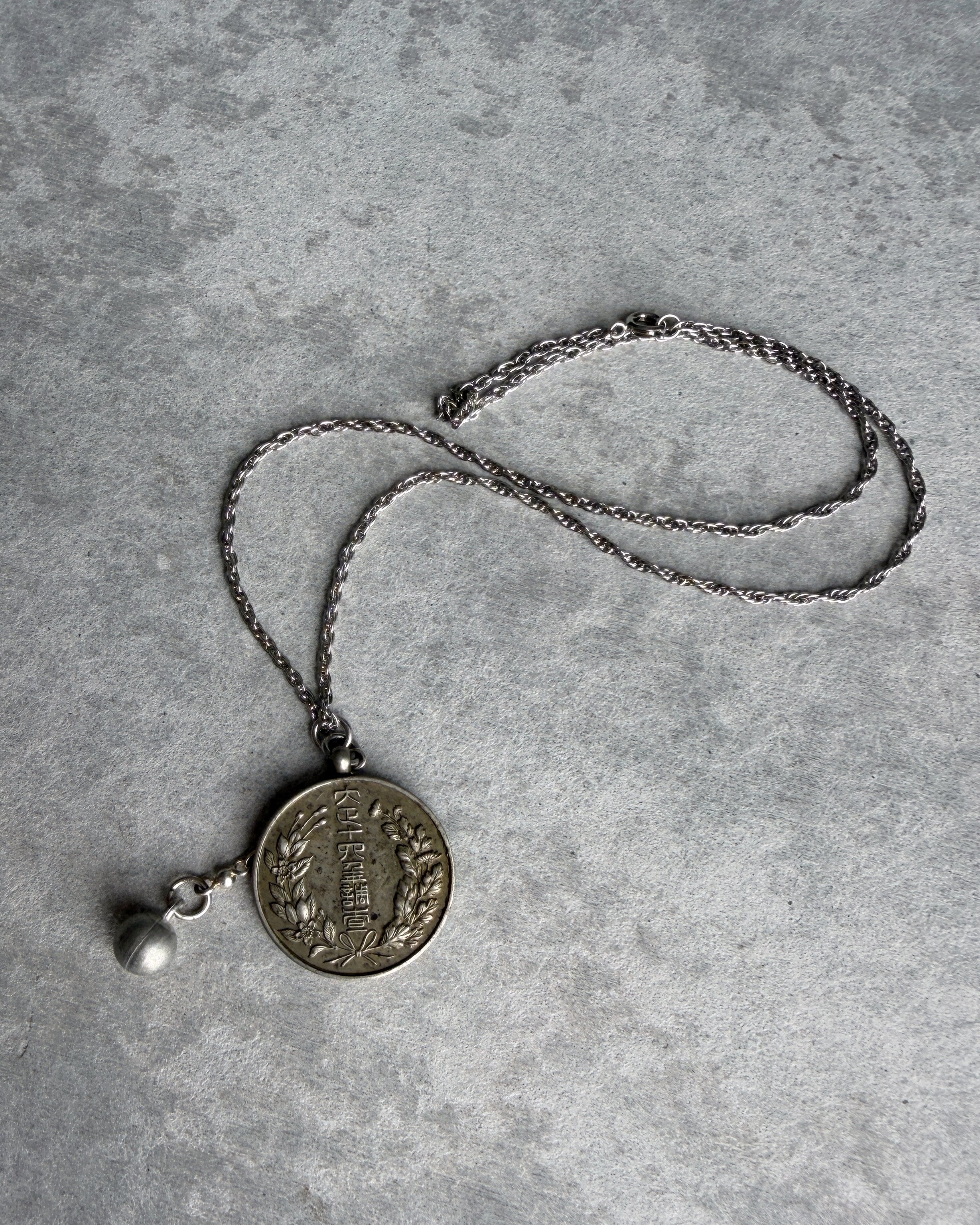 modern marcel : vintage Japanese medallion pendant necklace