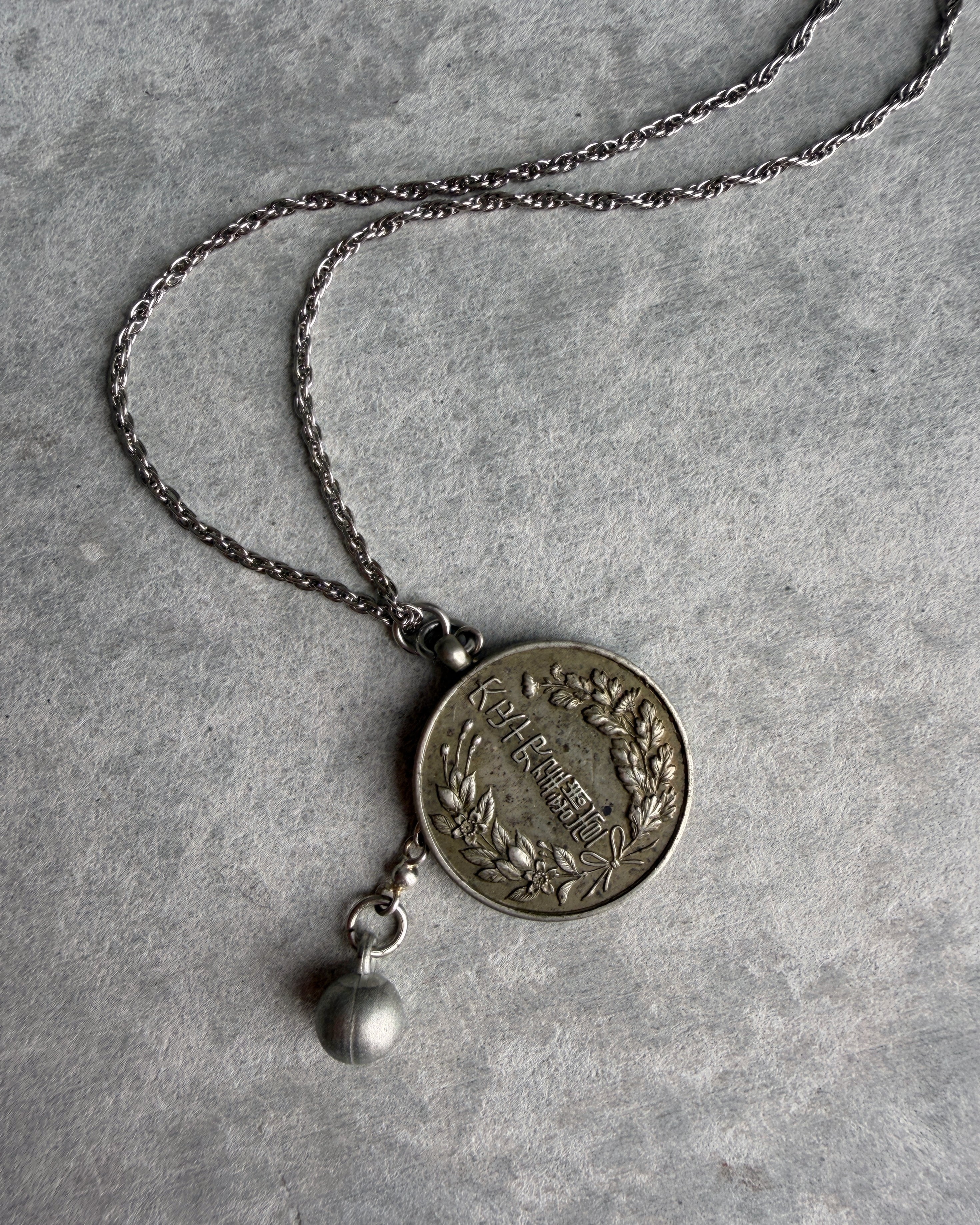 modern marcel : vintage Japanese medallion pendant necklace