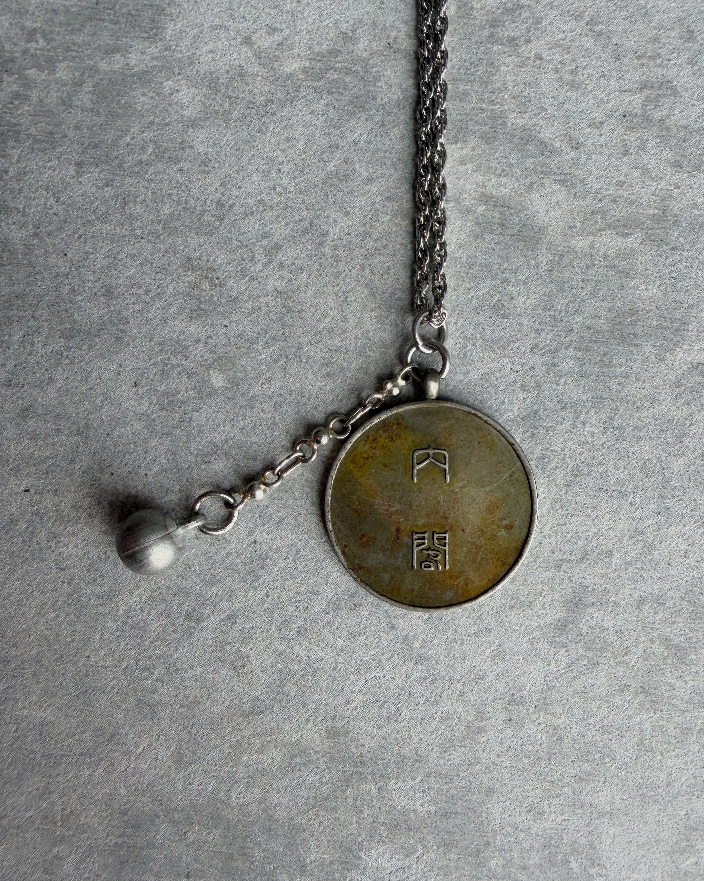 modern marcel : vintage Japanese medallion pendant necklace