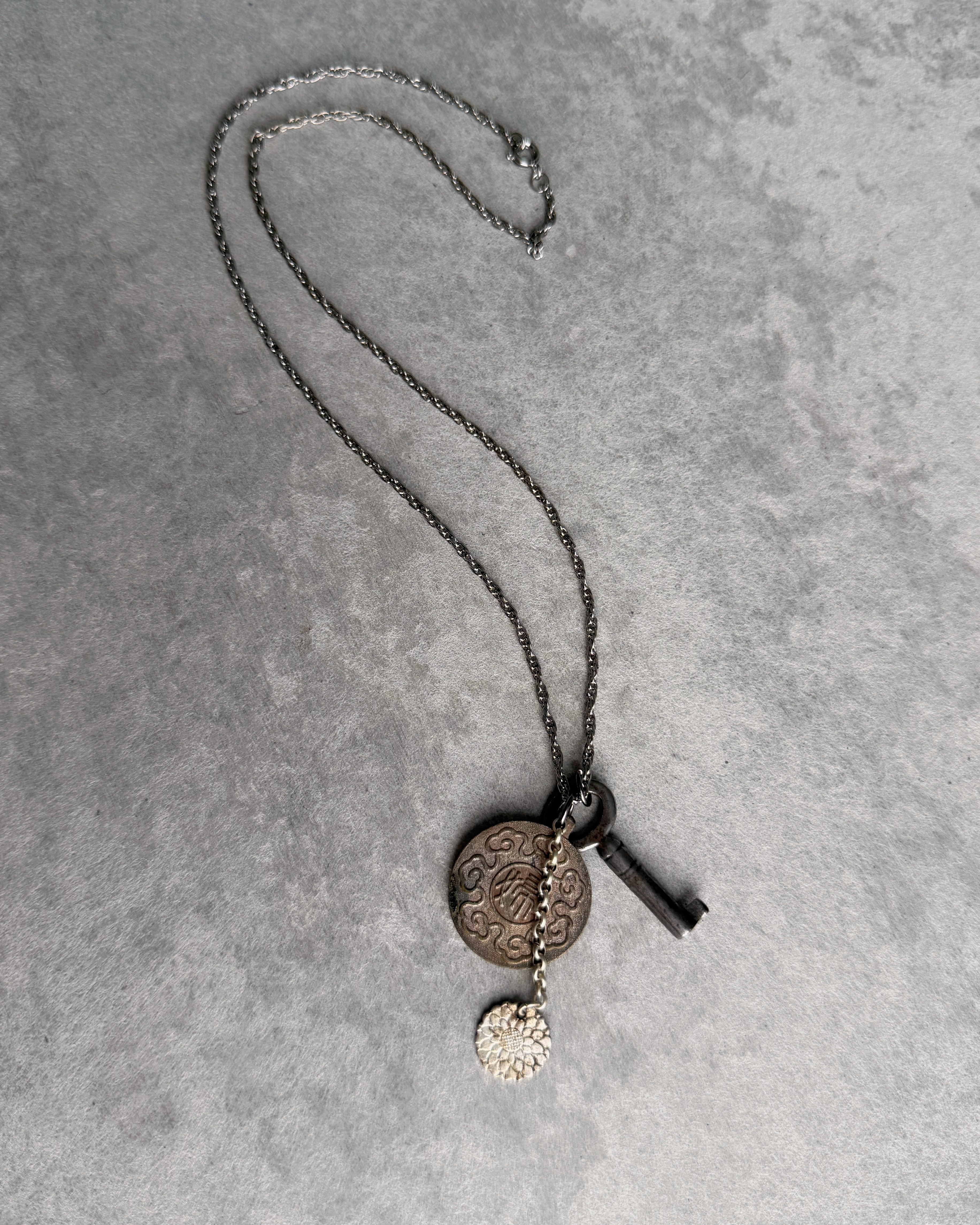 modern marcel : vintage Japanese medallion pendant necklace