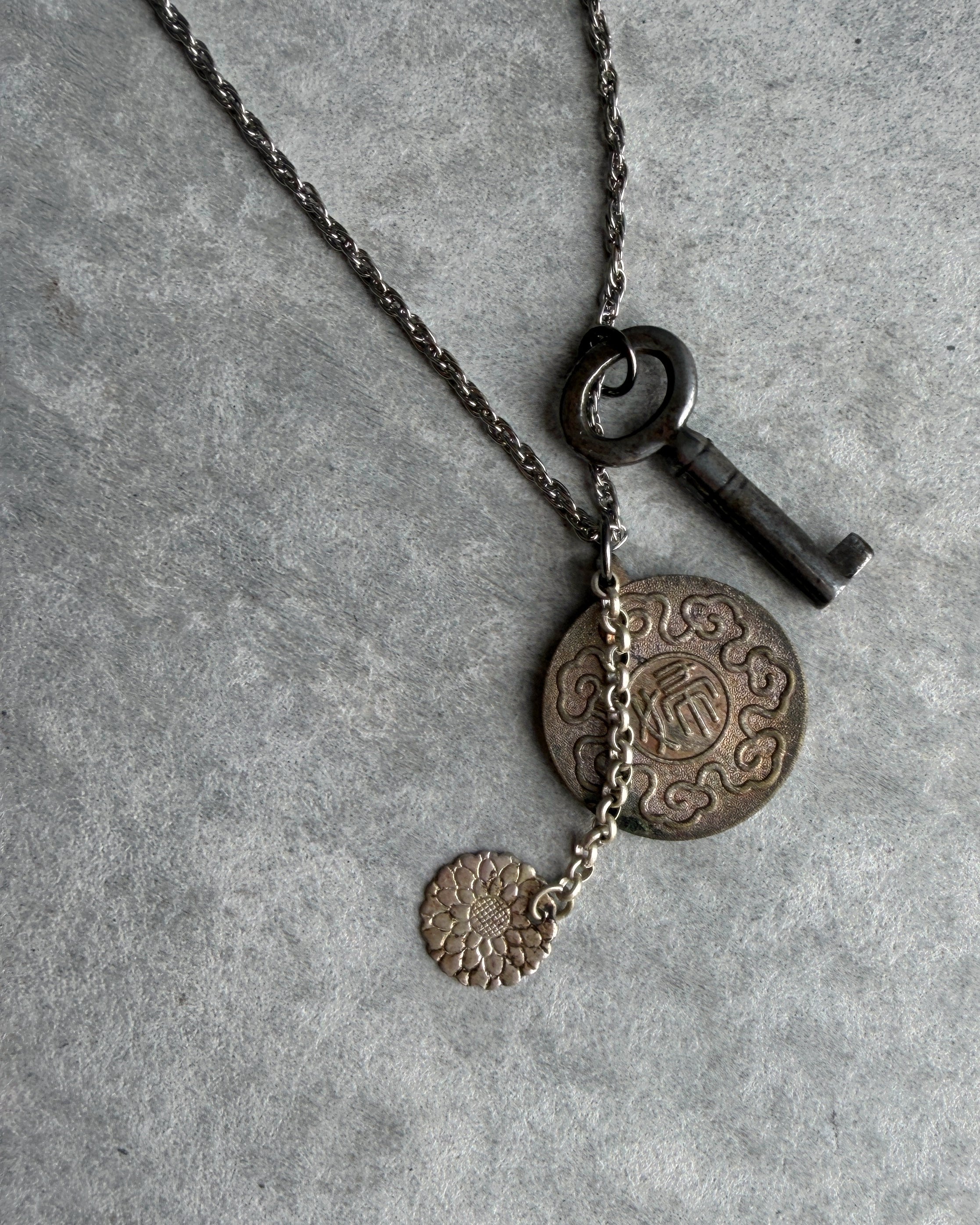 modern marcel : vintage Japanese medallion pendant necklace