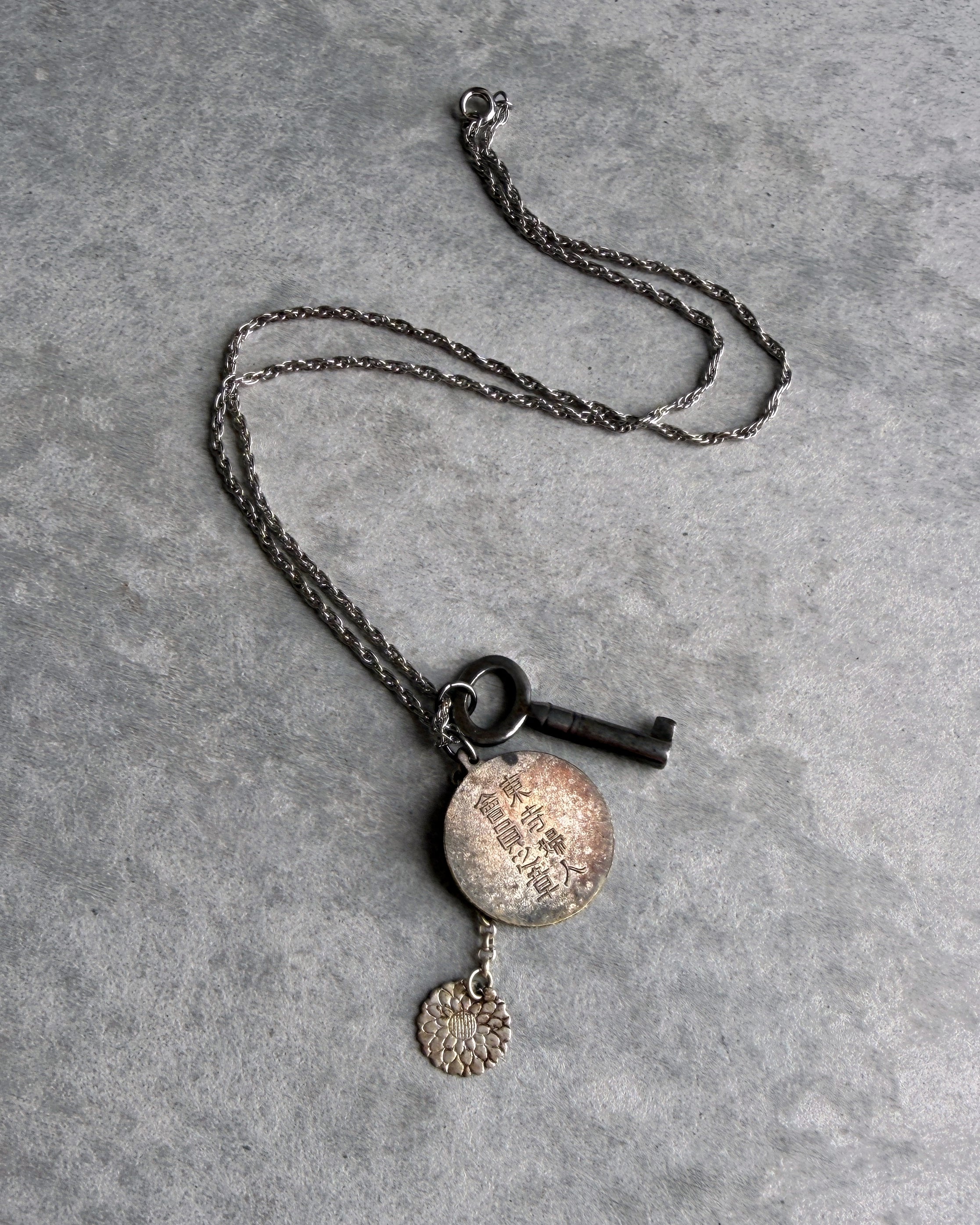 modern marcel : vintage Japanese medallion pendant necklace
