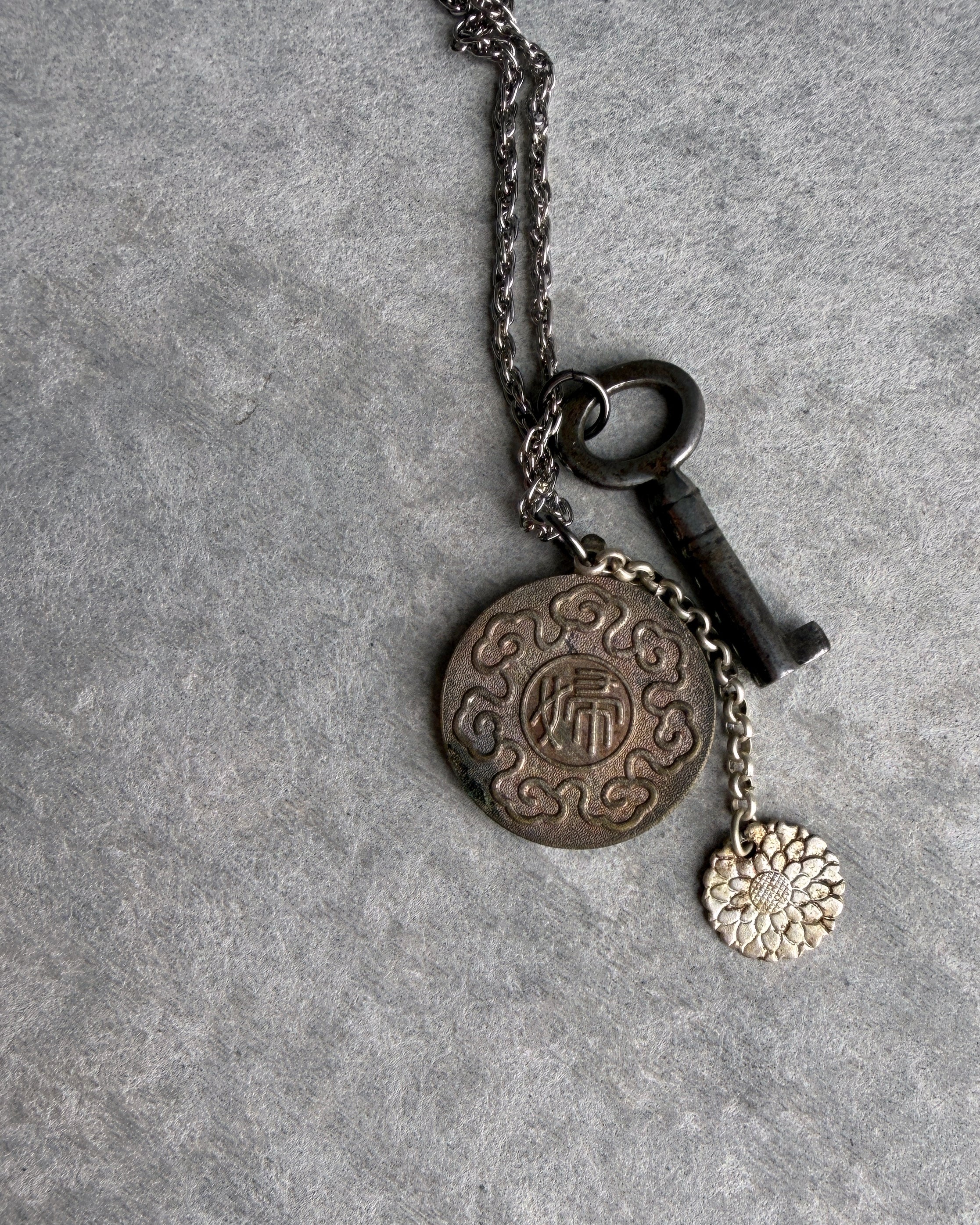 modern marcel : vintage Japanese medallion pendant necklace
