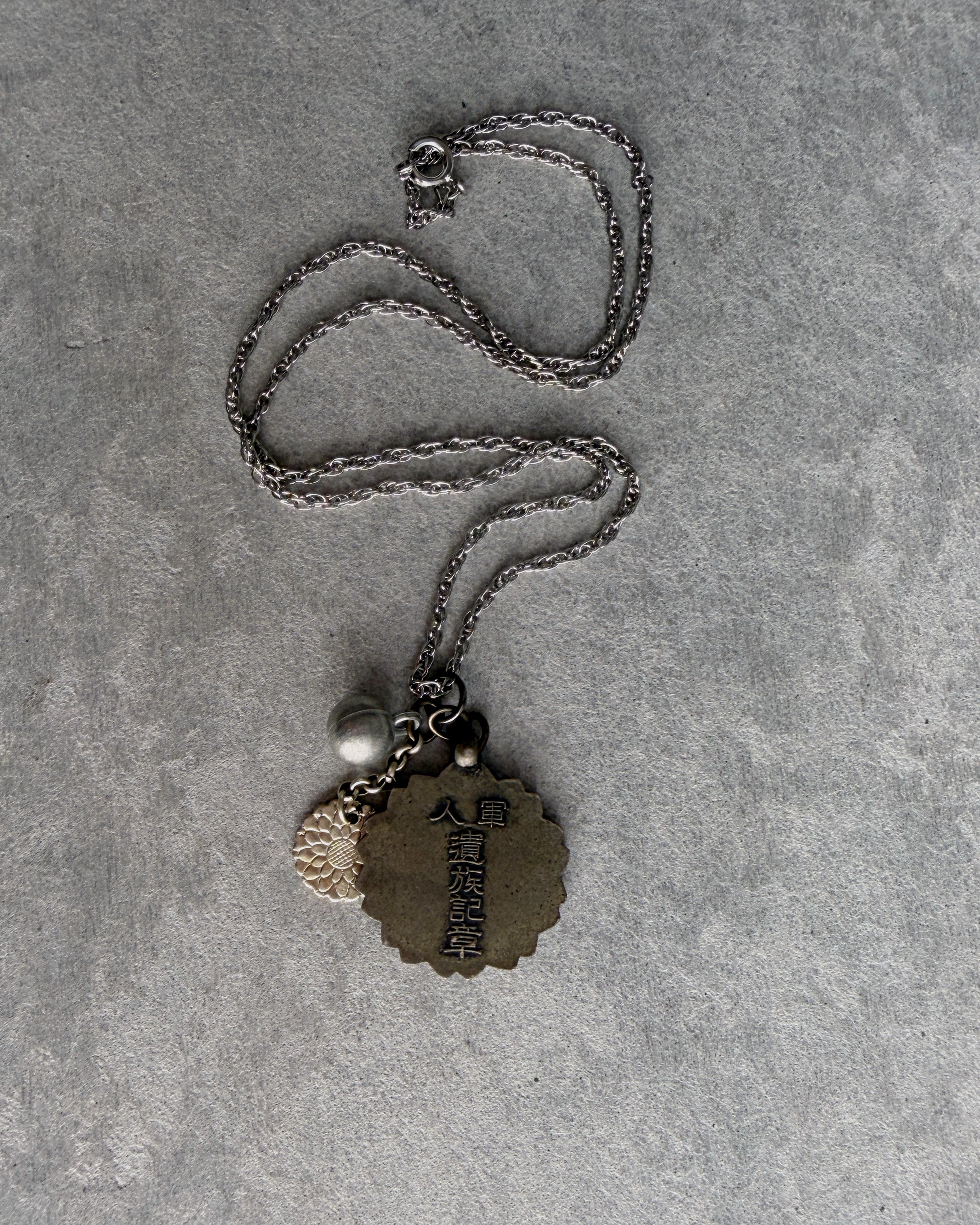 modern marcel : vintage Japanese medallion pendant necklace