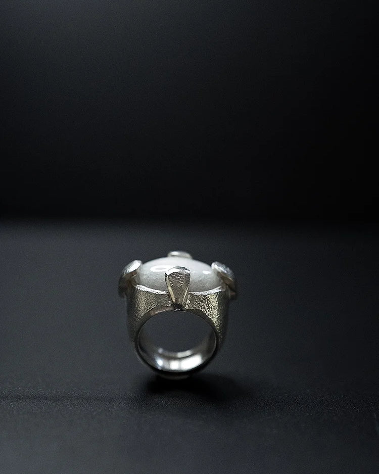 Ewa : white agate ring