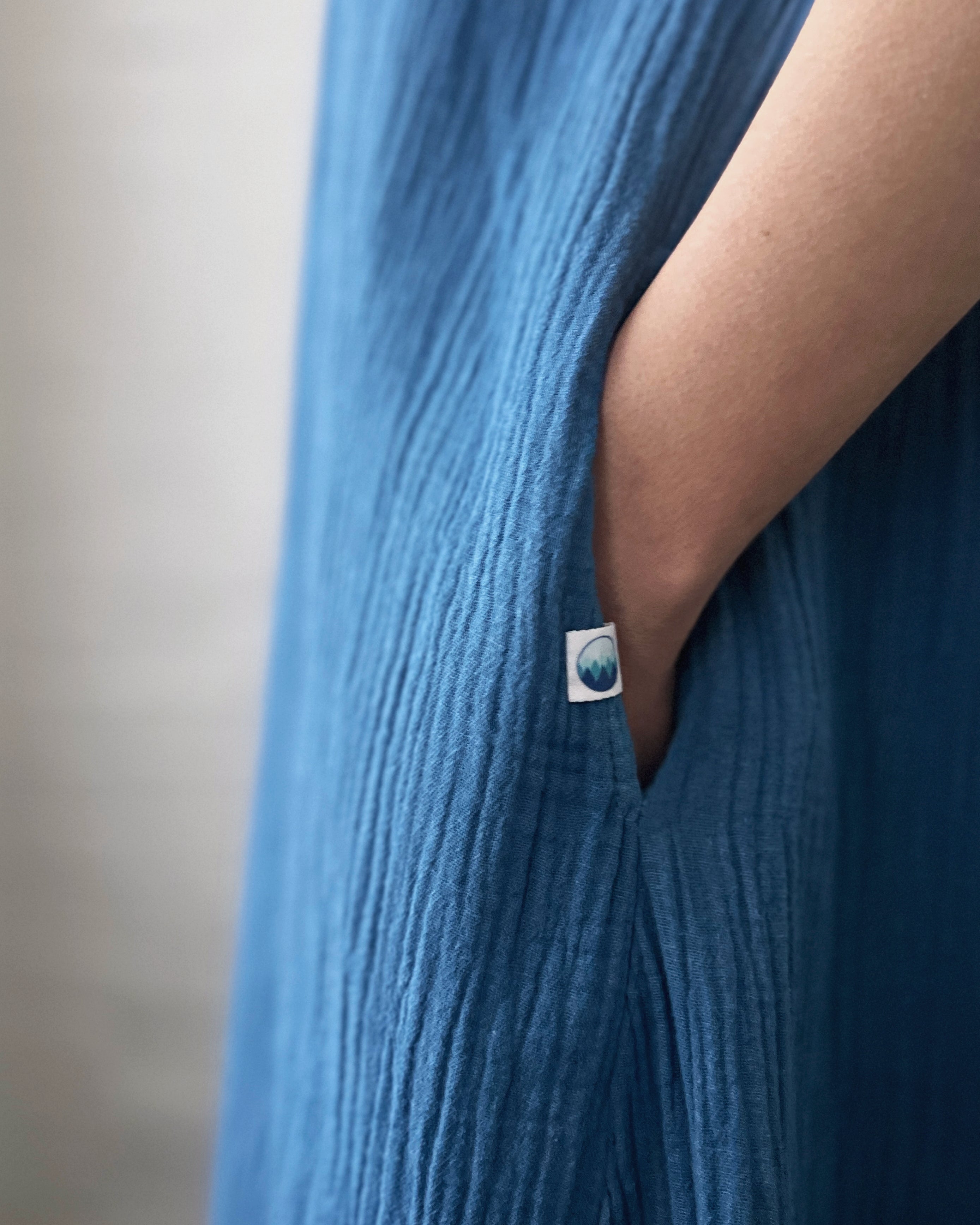Chizu Blue : indigo dyed sleeveless dress