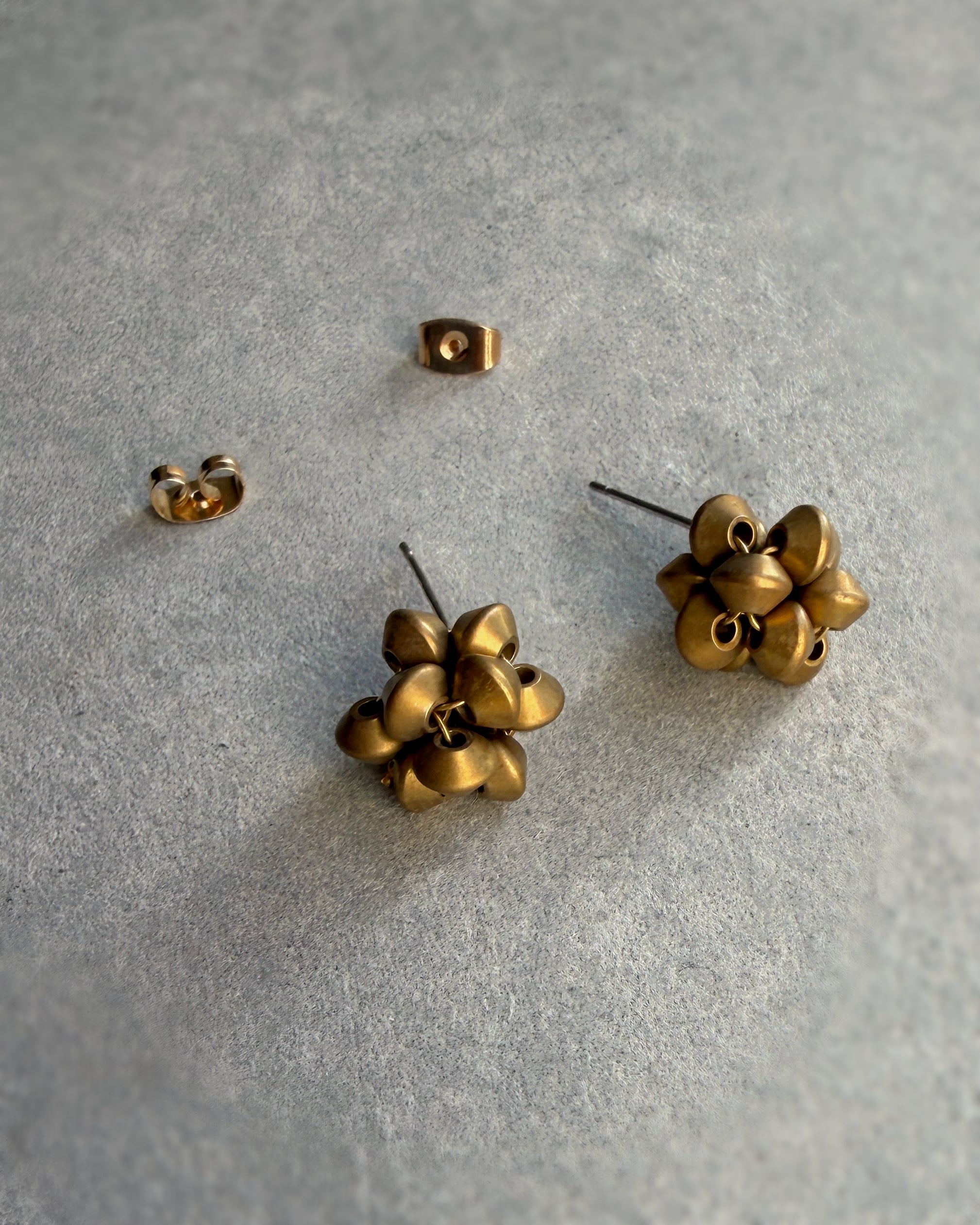 milk-toast : bon bon studs