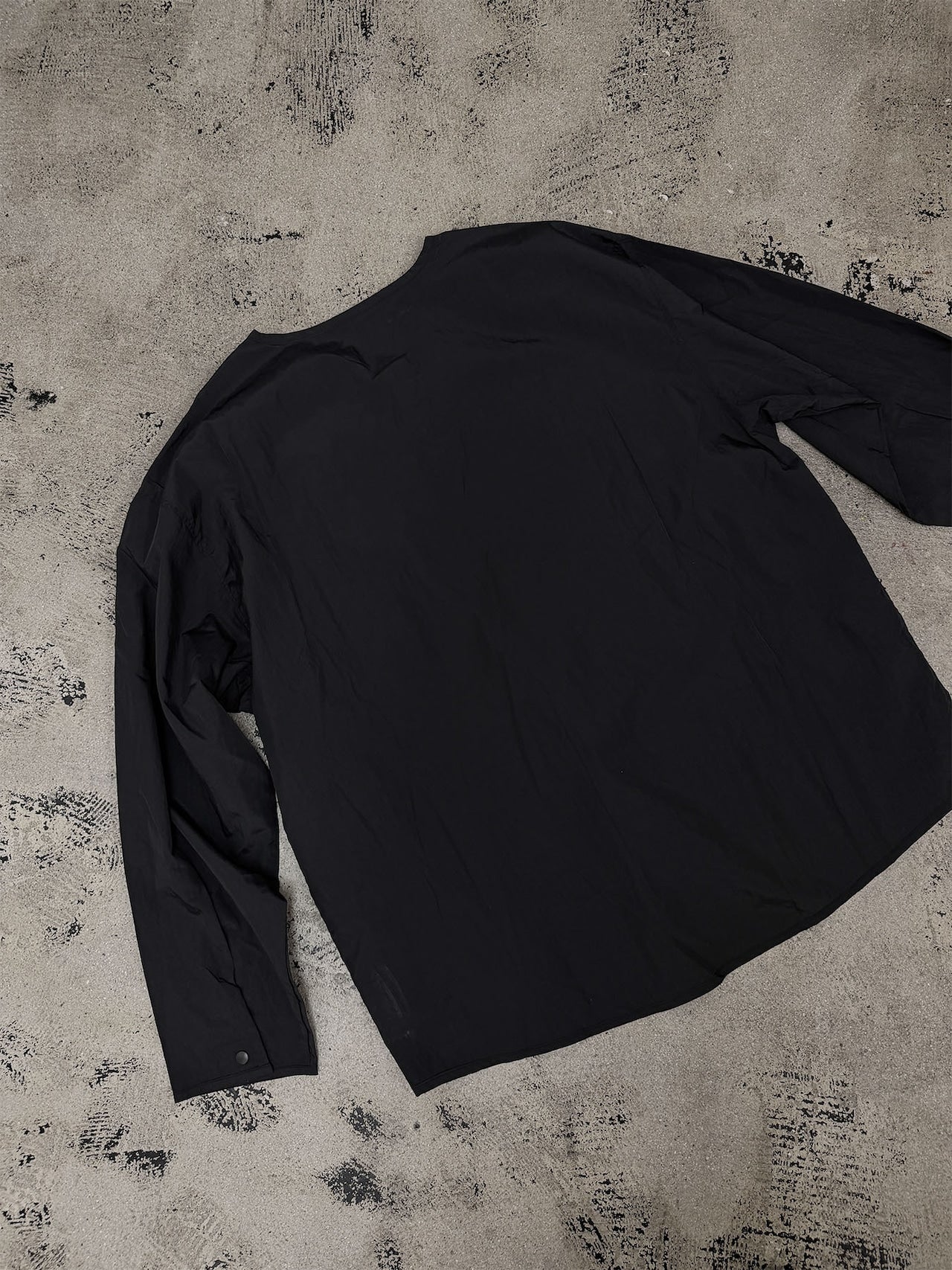 NoiR : v-neck shirt