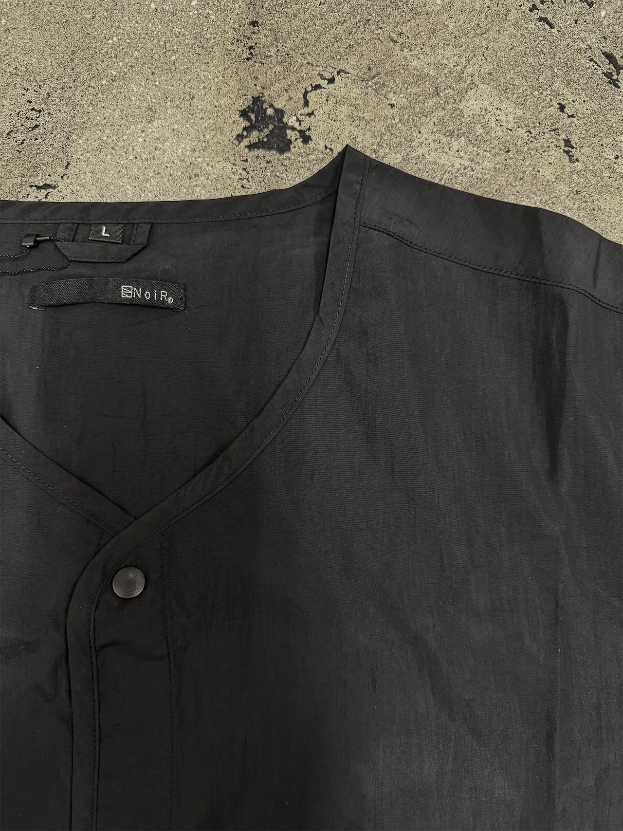 NoiR : v-neck shirt