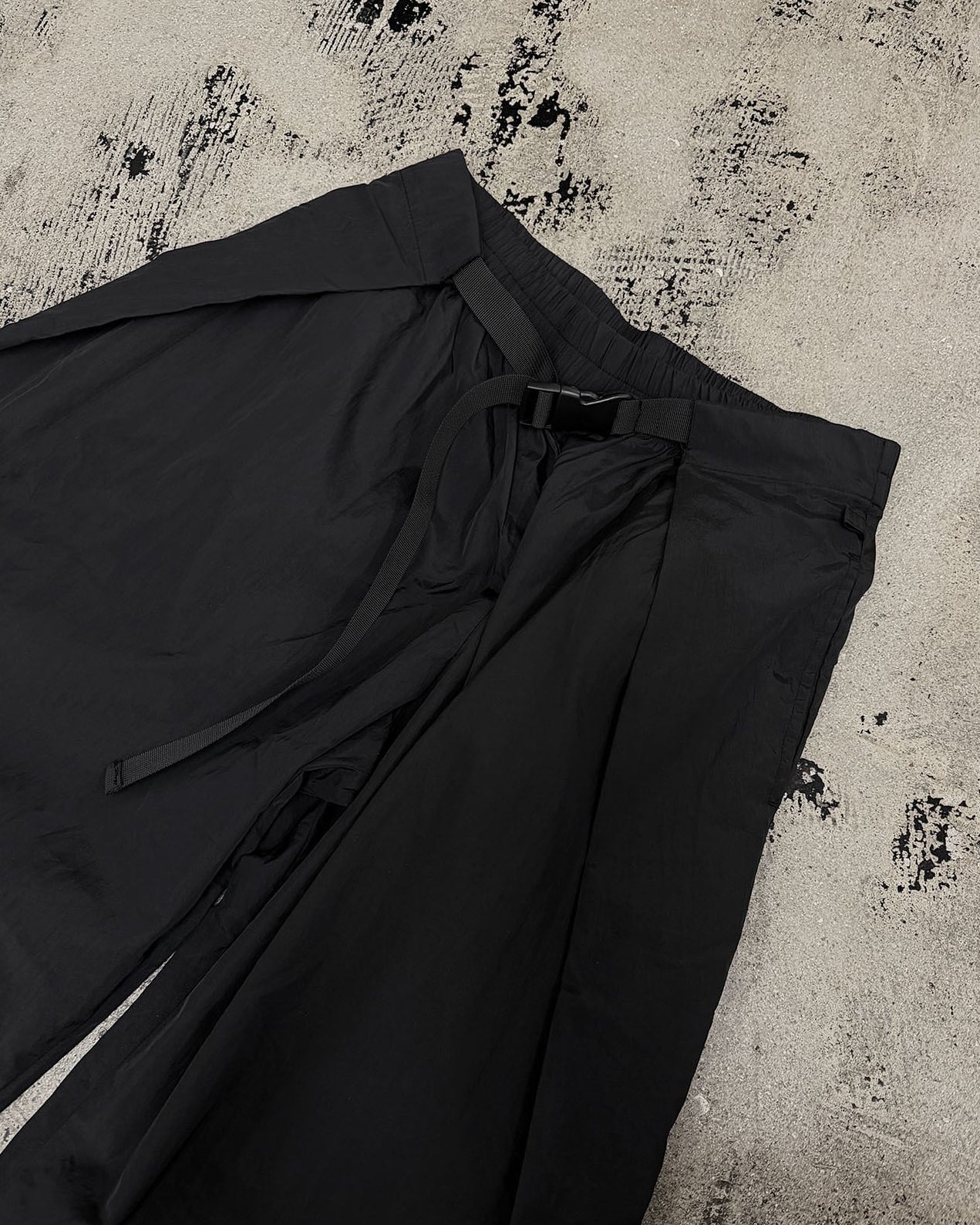 NoiR : pants