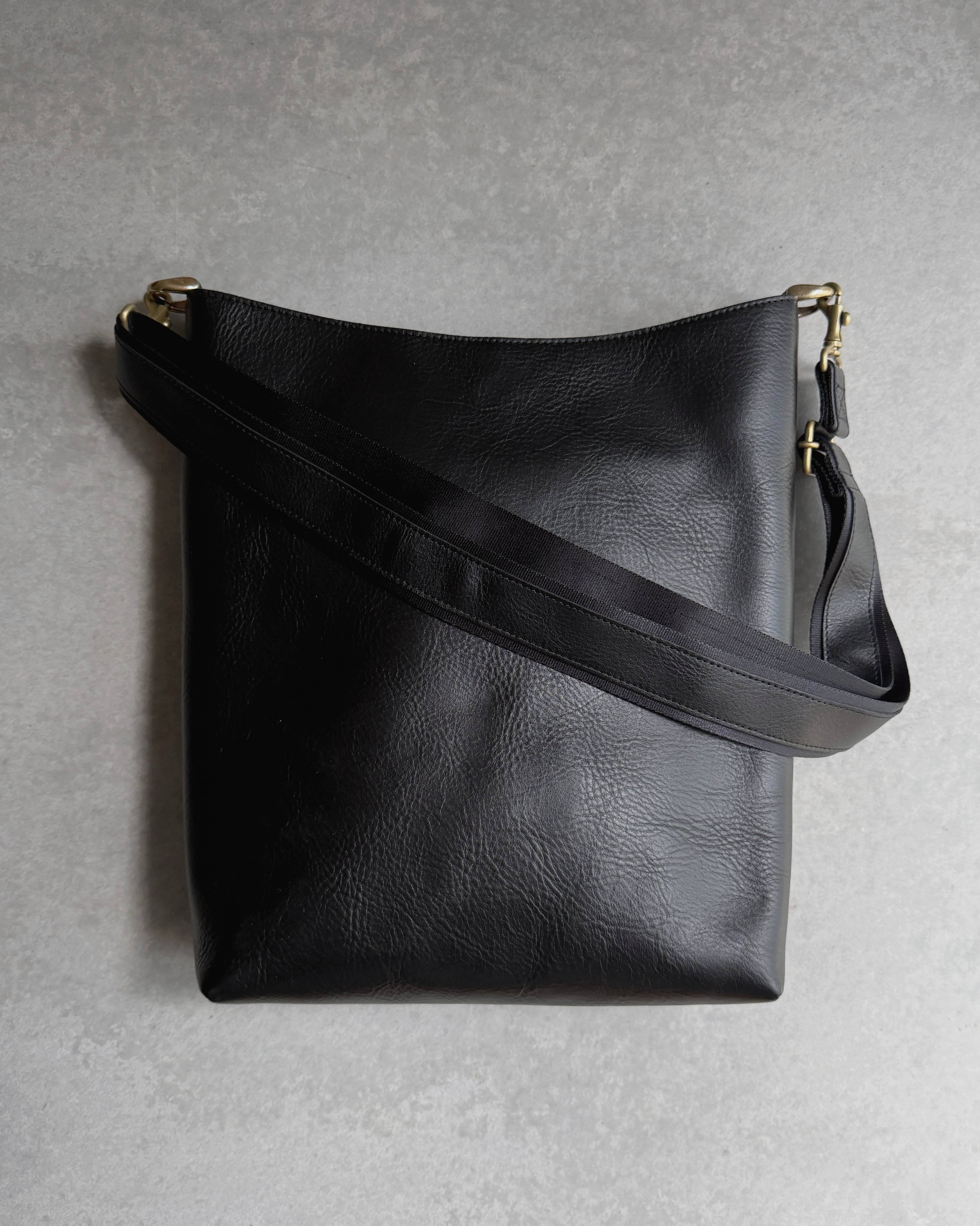 Parley : shoulder bag in carbon
