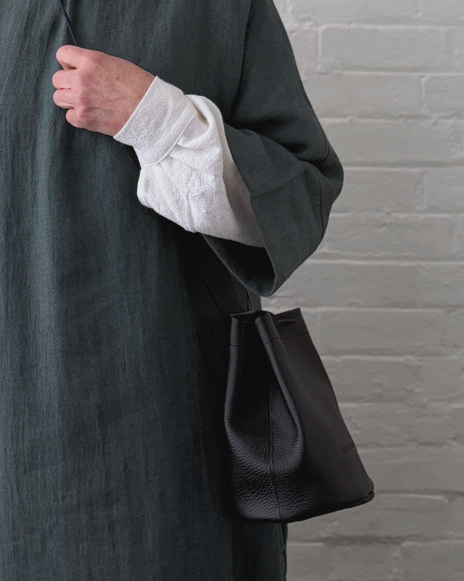 swaanarlberg : japanese leather bag in carbon