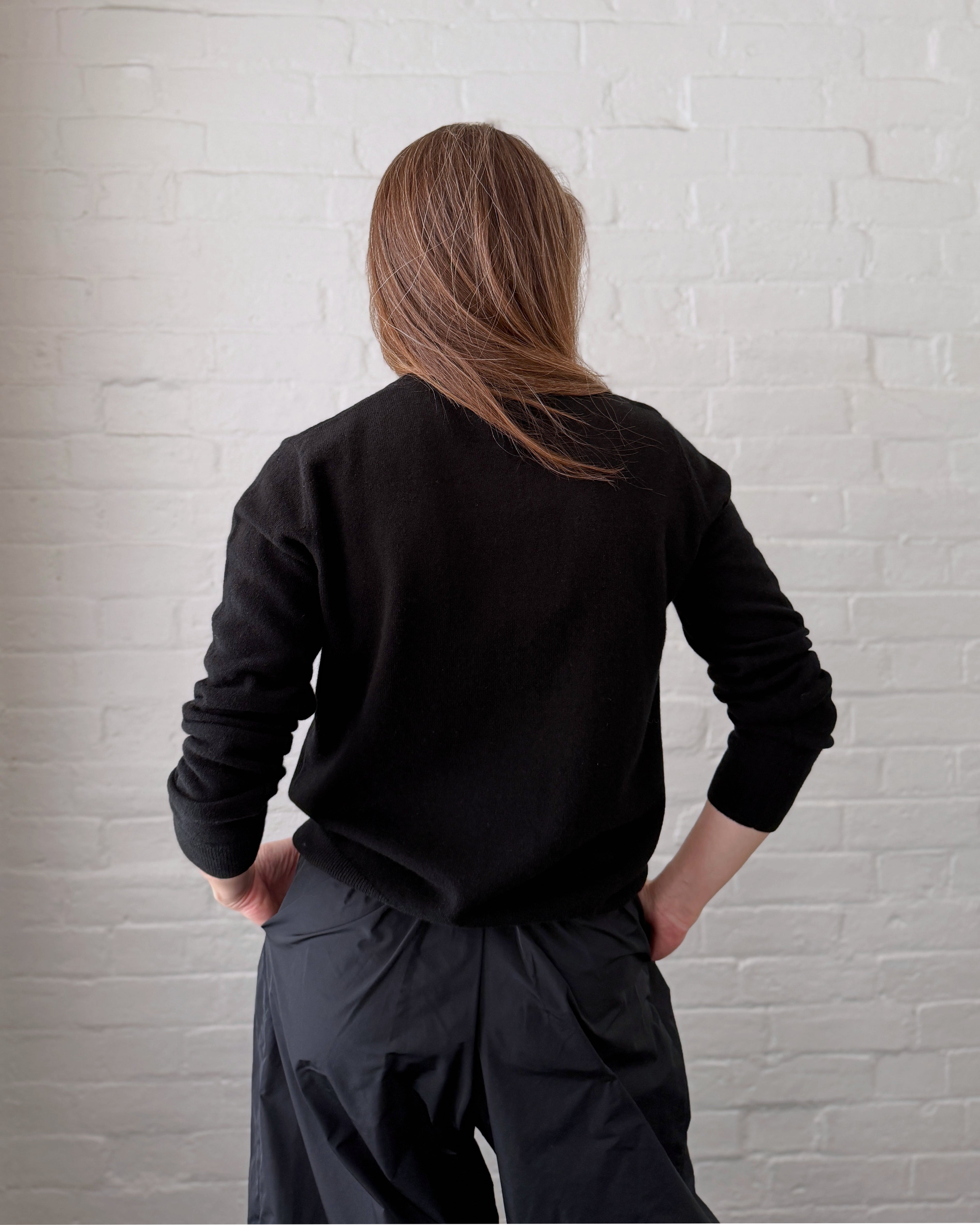cashmerism : essential crew neck pullover in black