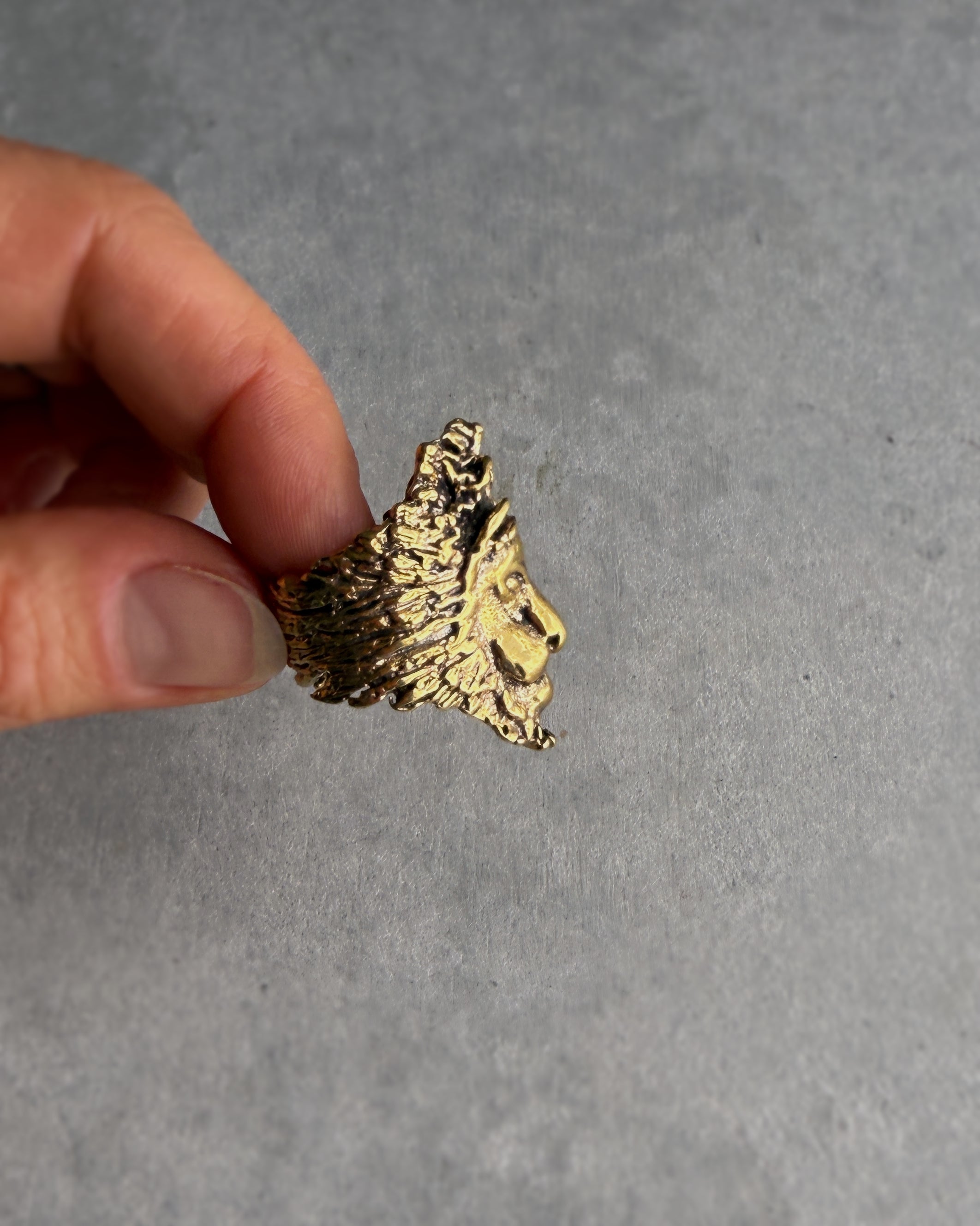 elassaad : lion head ring brass