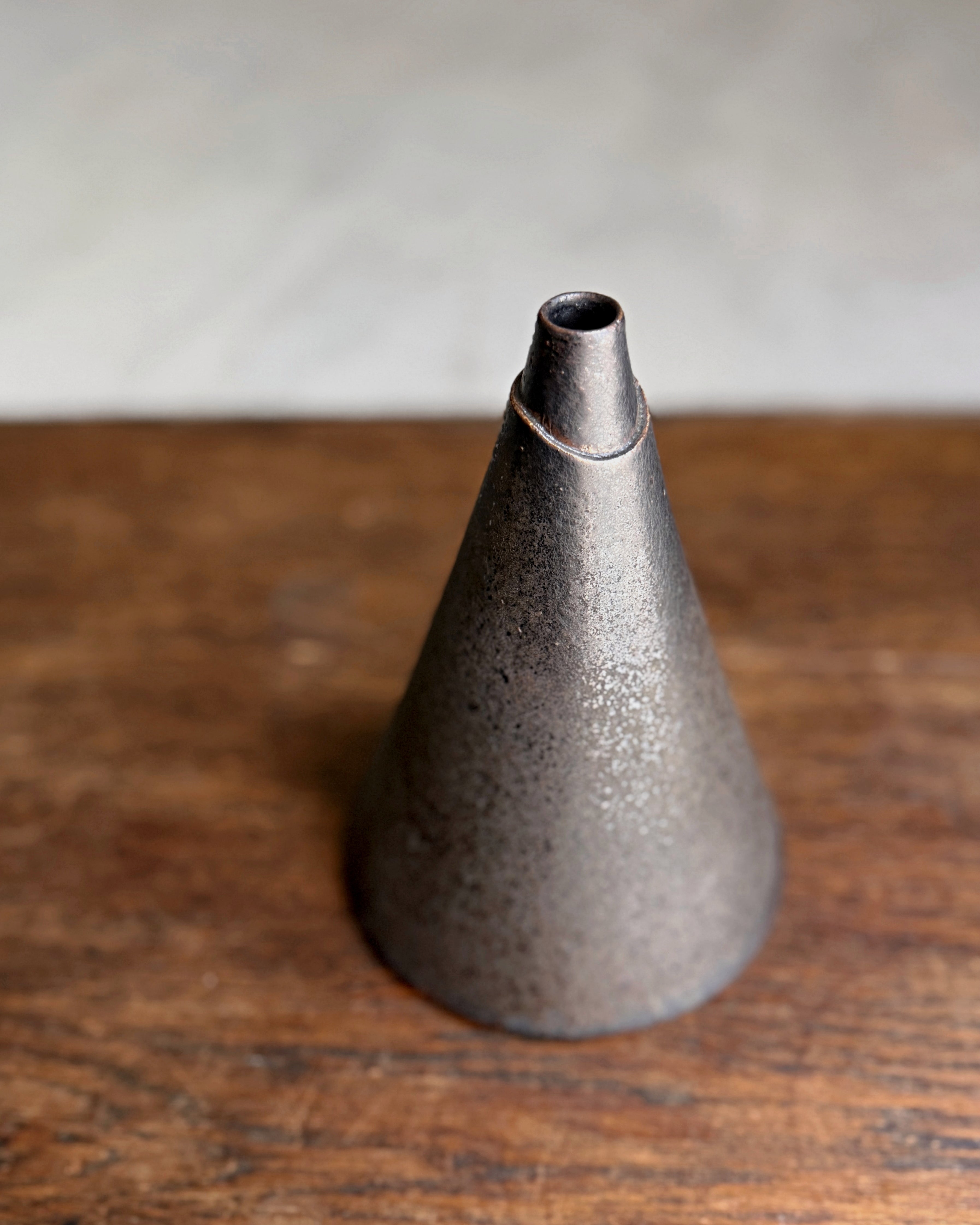 Hechimon : conical vase