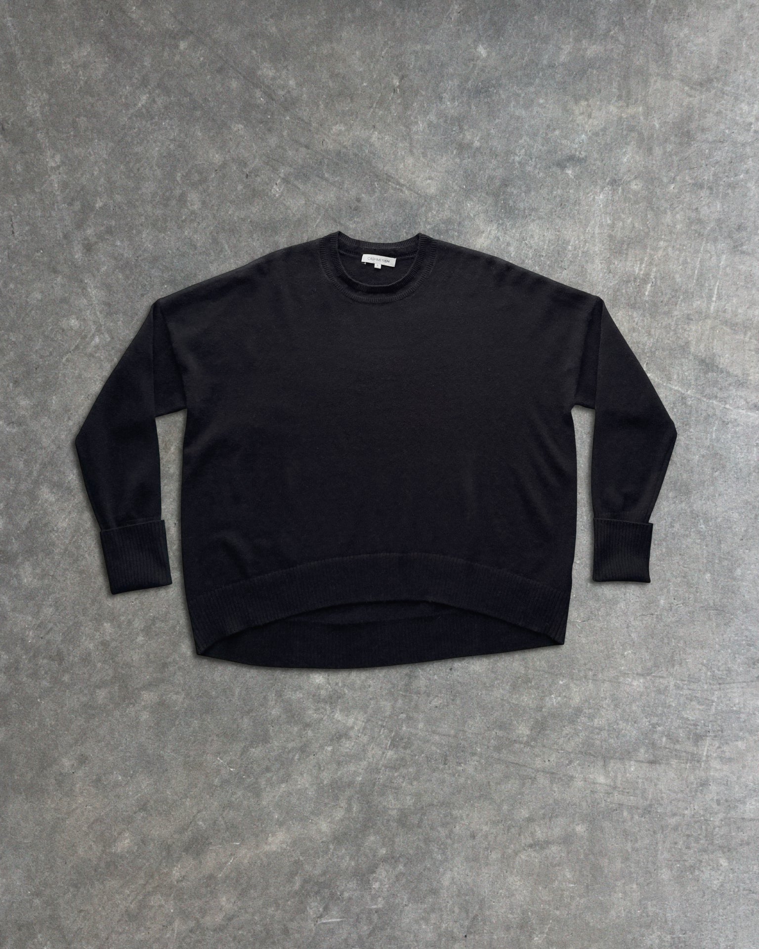 cashmerism : relaxed crew neck pullover in black
