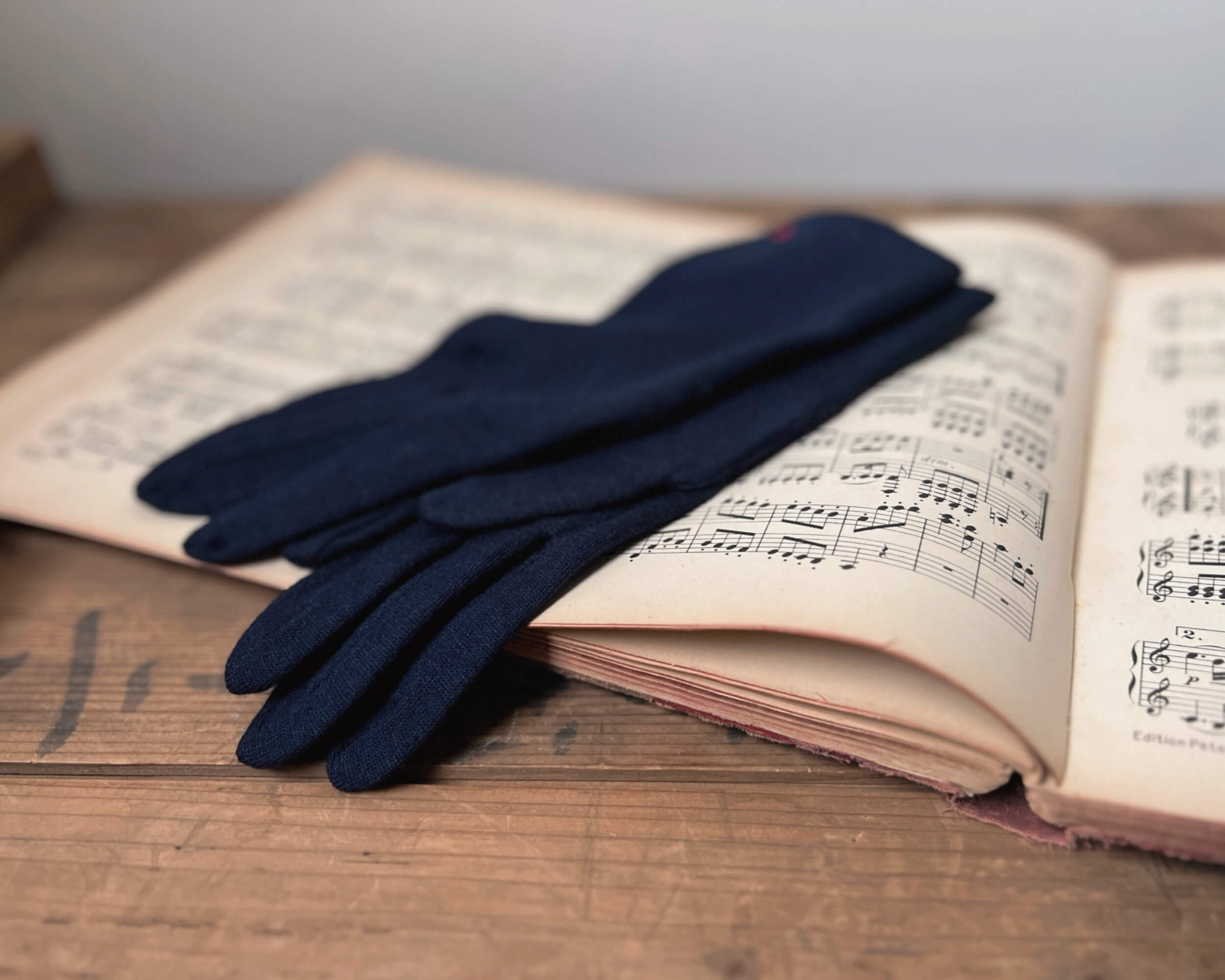 handmade wool gloves from hiteka artisan community