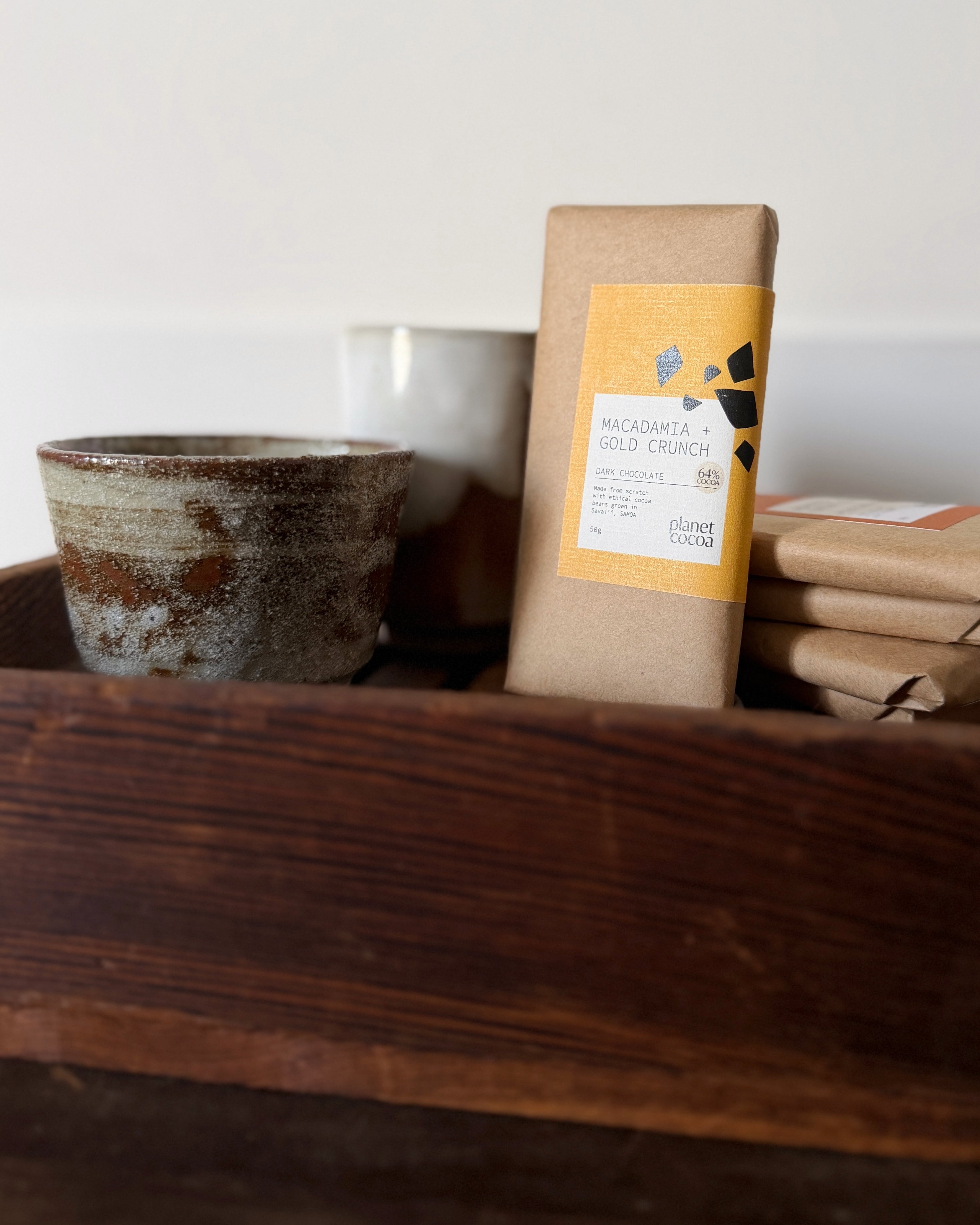 planet cocoa : macadamia & gold crunch 64% dark chocolate