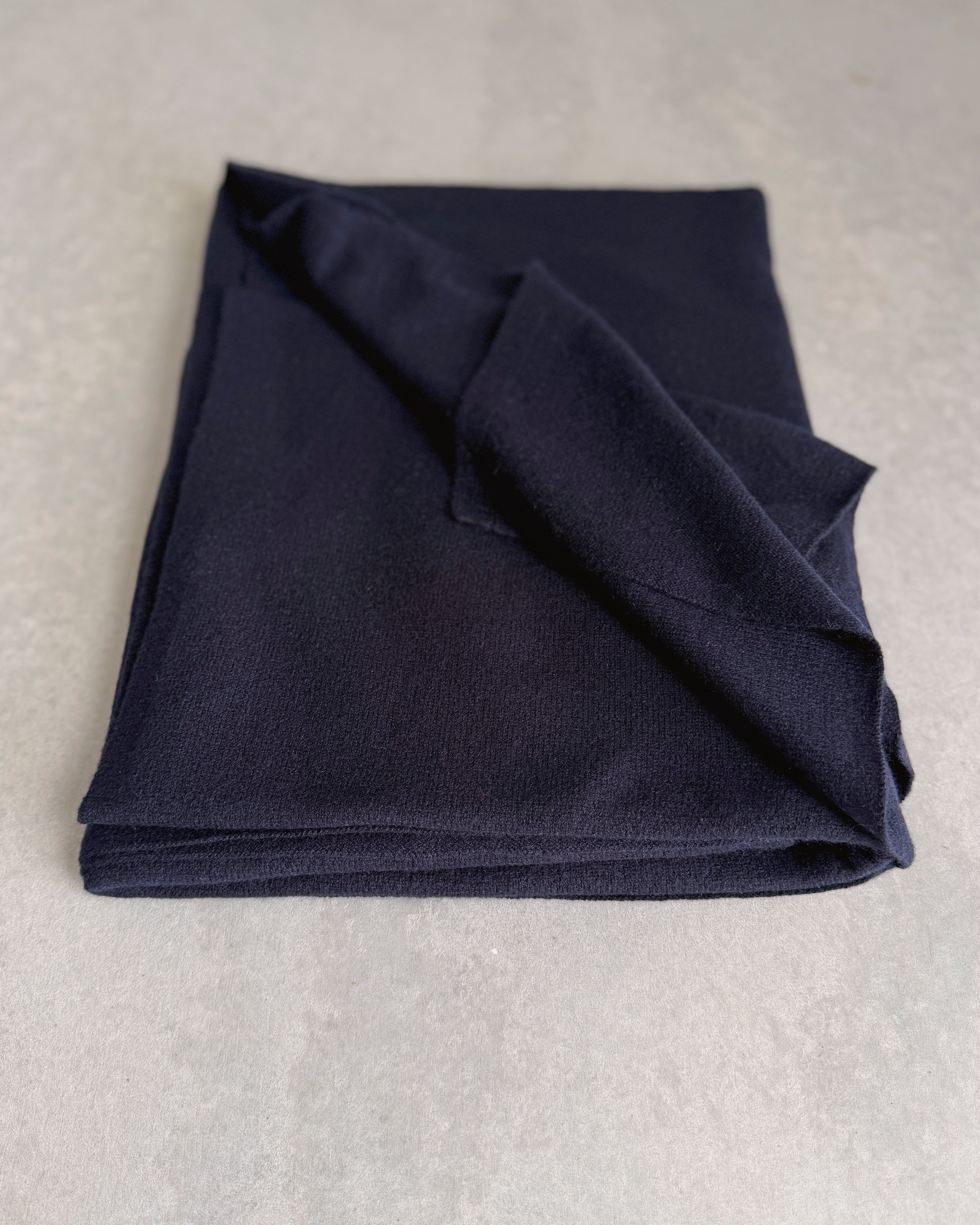 cashmerism : travel wrap in navy