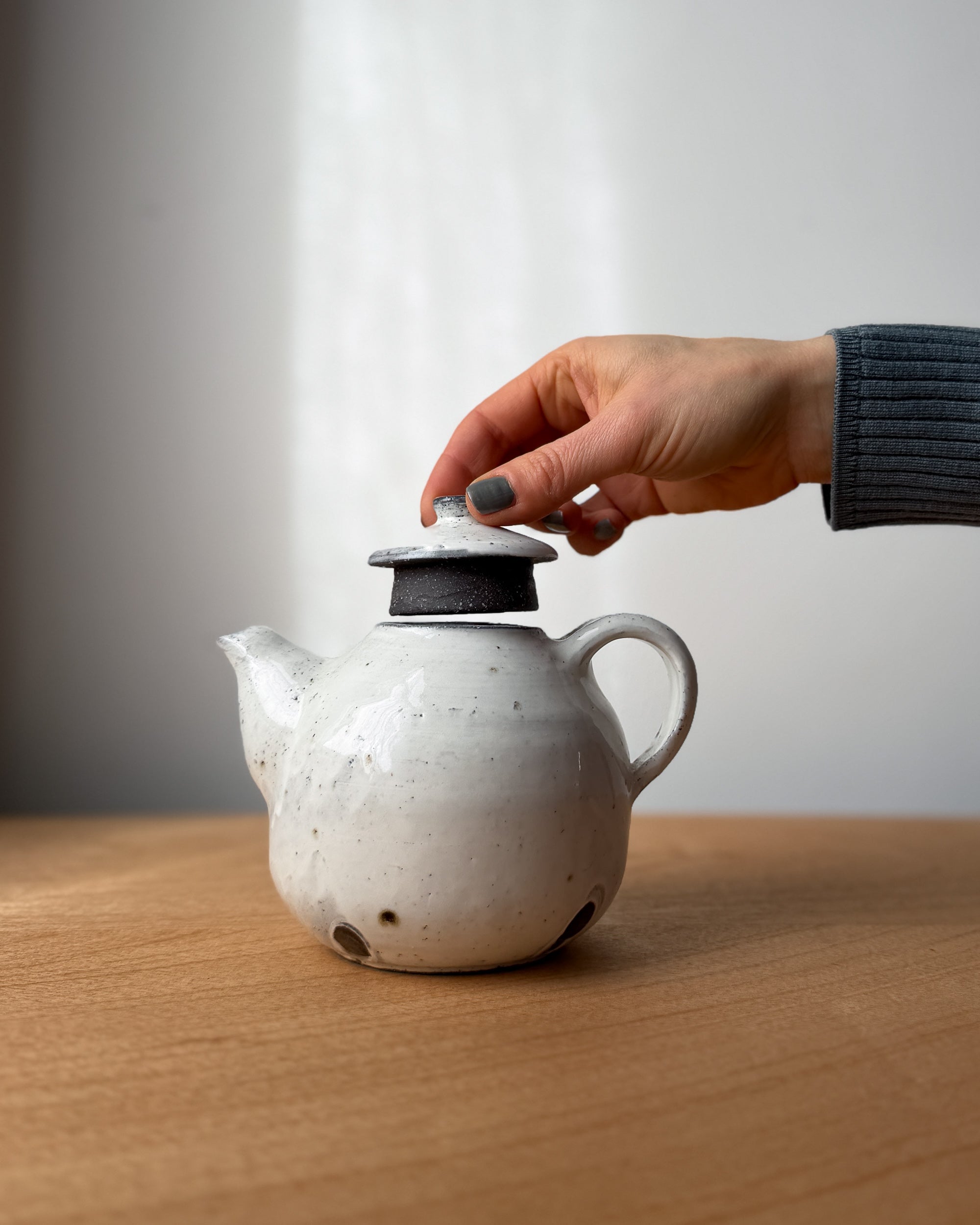 Wonki and J : ceramic teapot