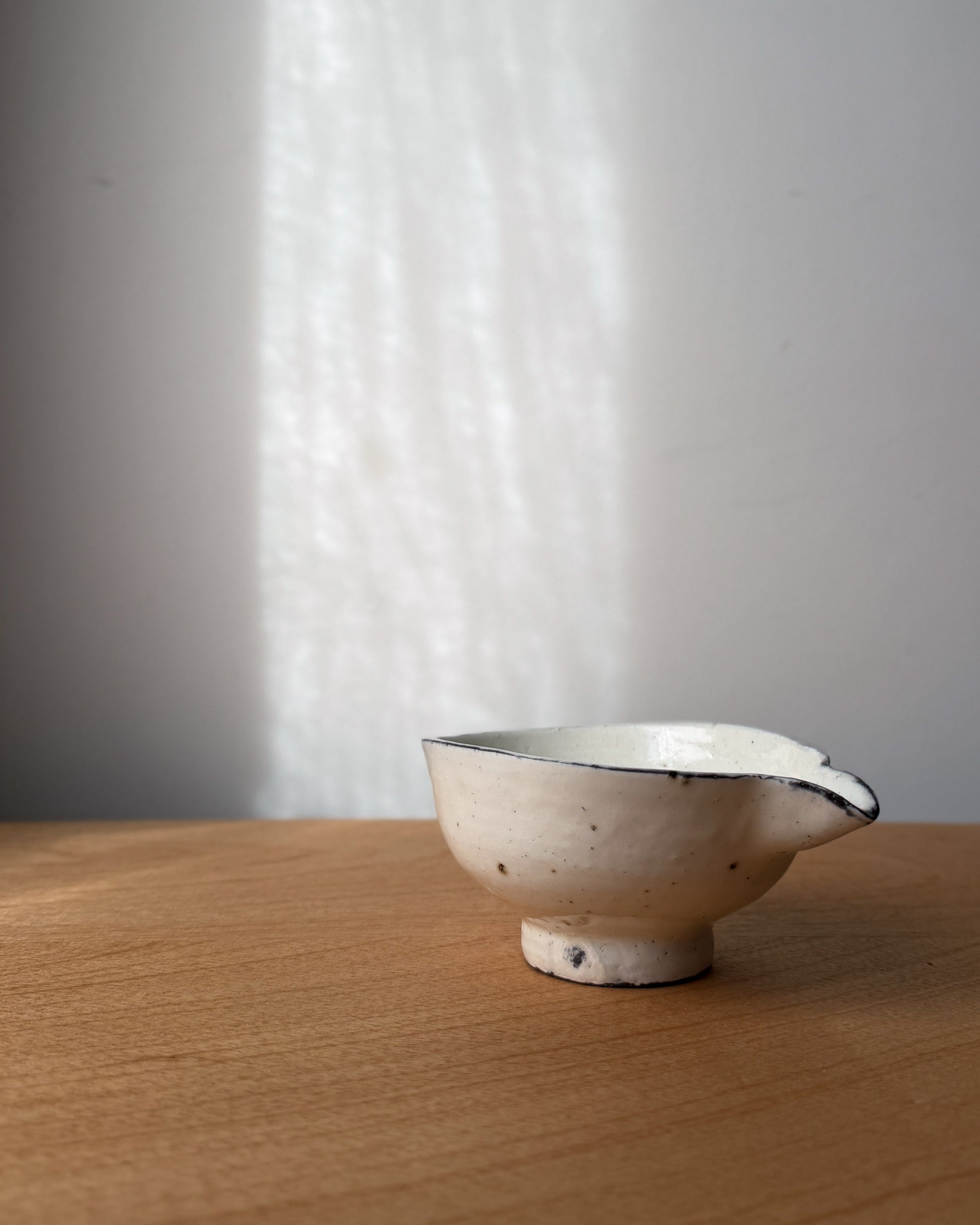 Wonki and J : ceramic pourer