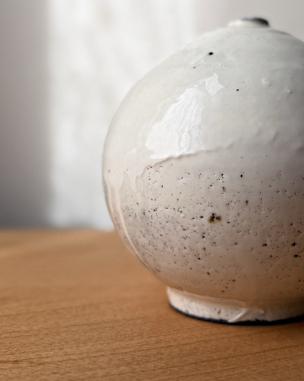 Wonki and J : round ceramic vase