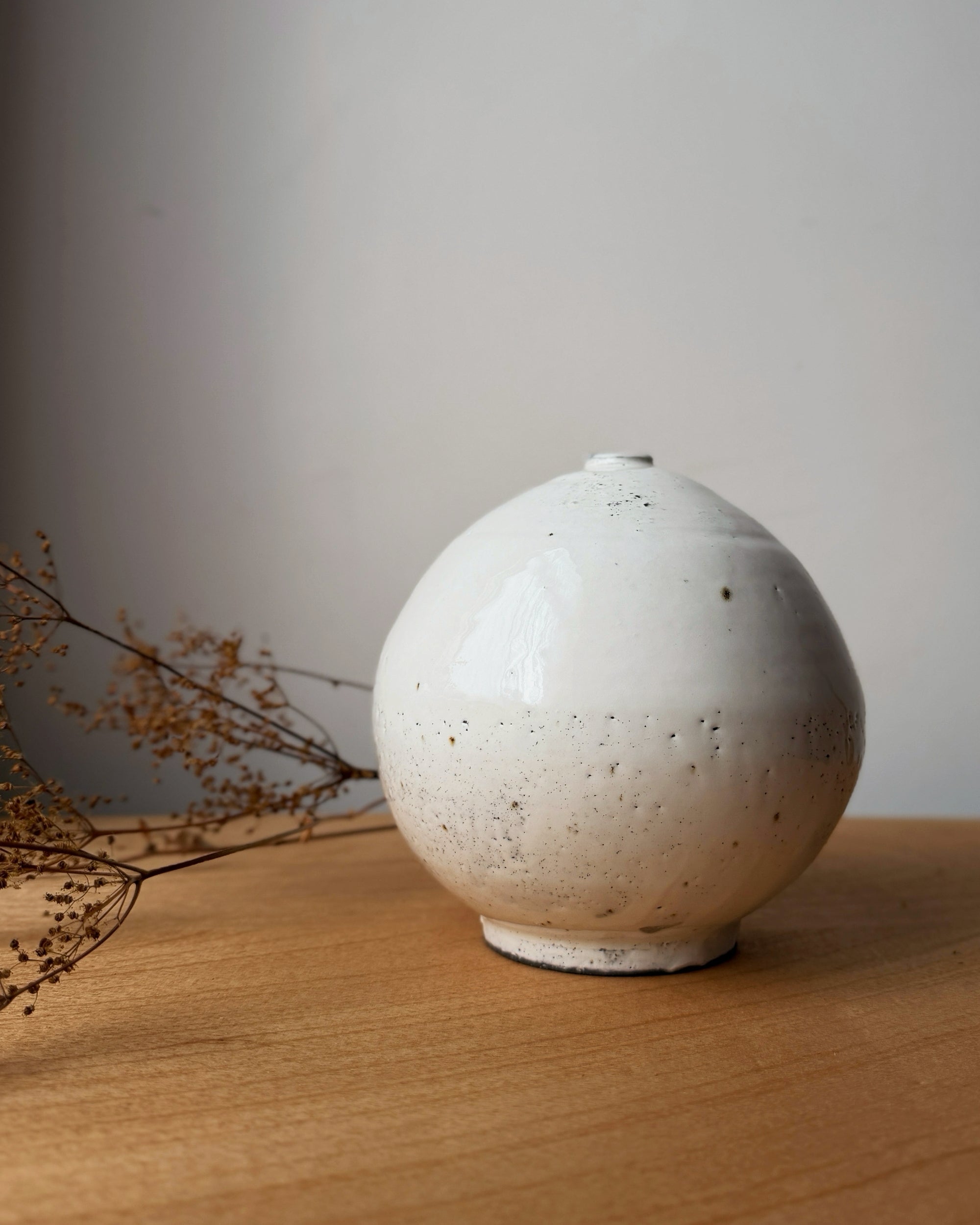 Wonki and J : round ceramic vase
