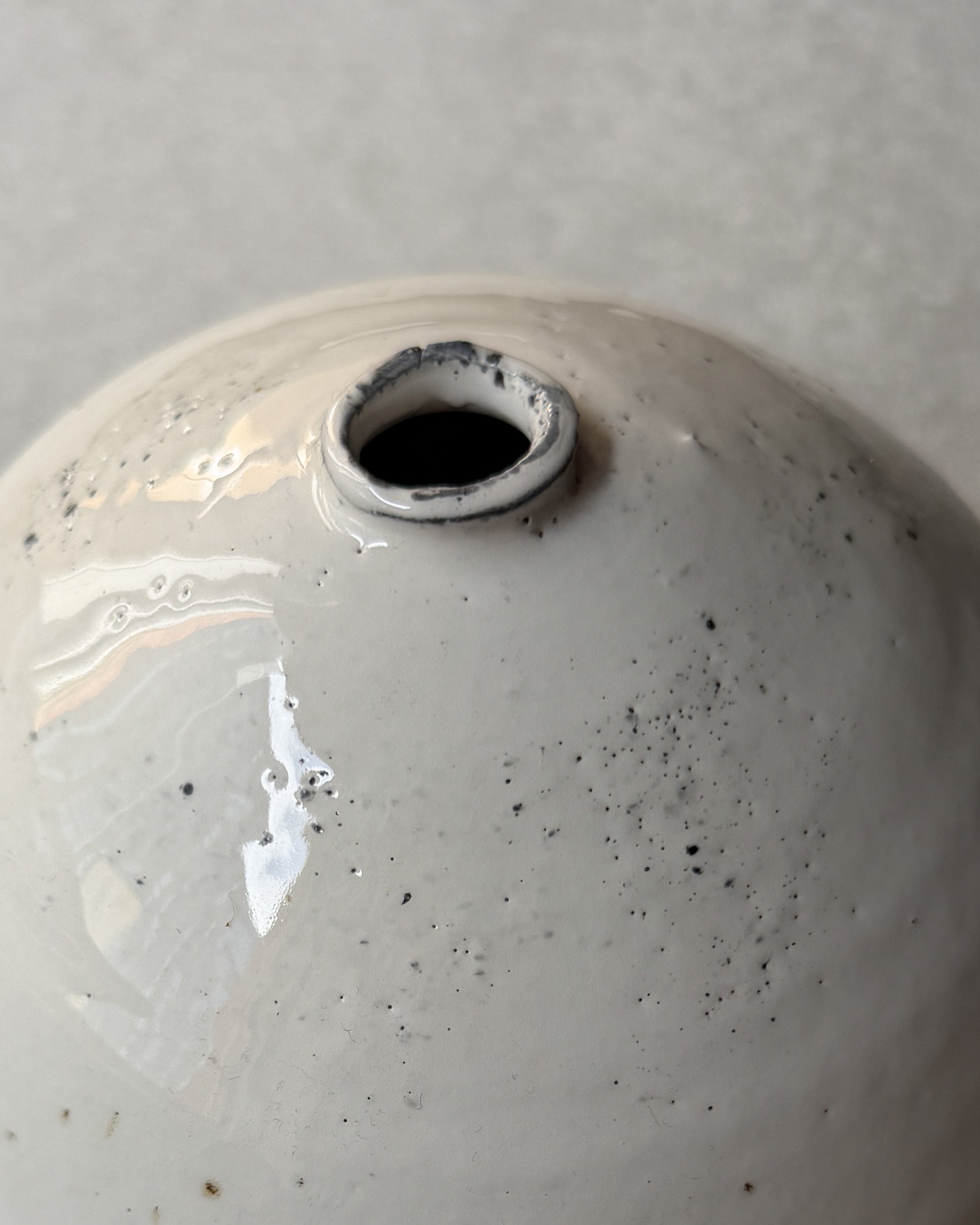 Wonki and J : round ceramic vase