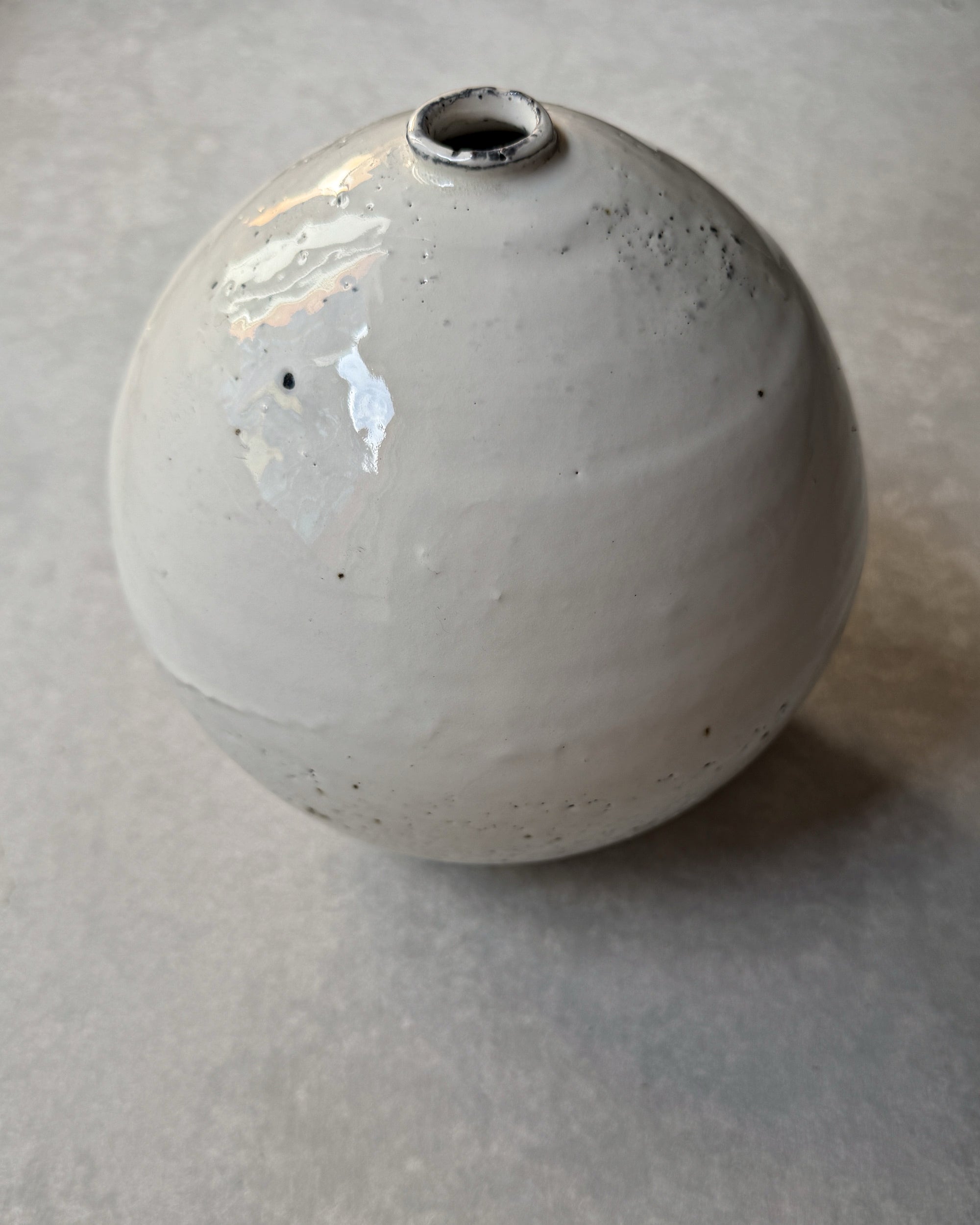 Wonki and J : round ceramic vase