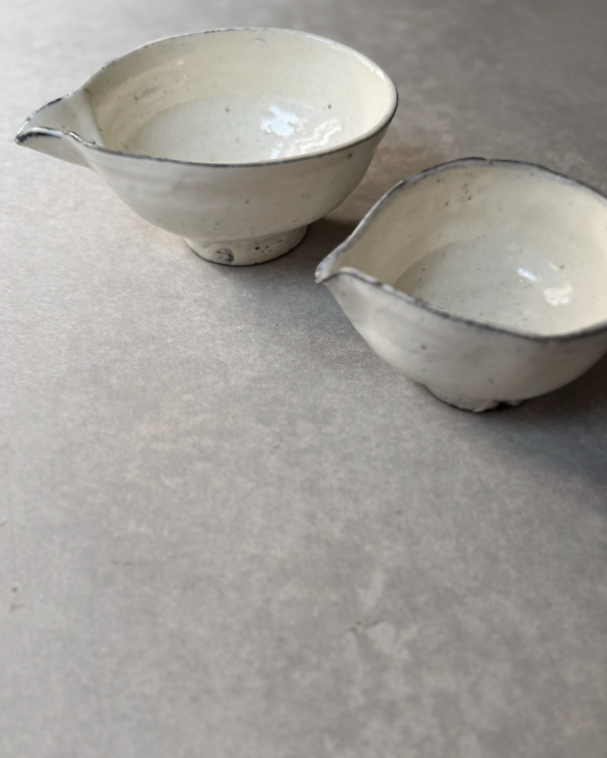 Wonki and J : ceramic pourer